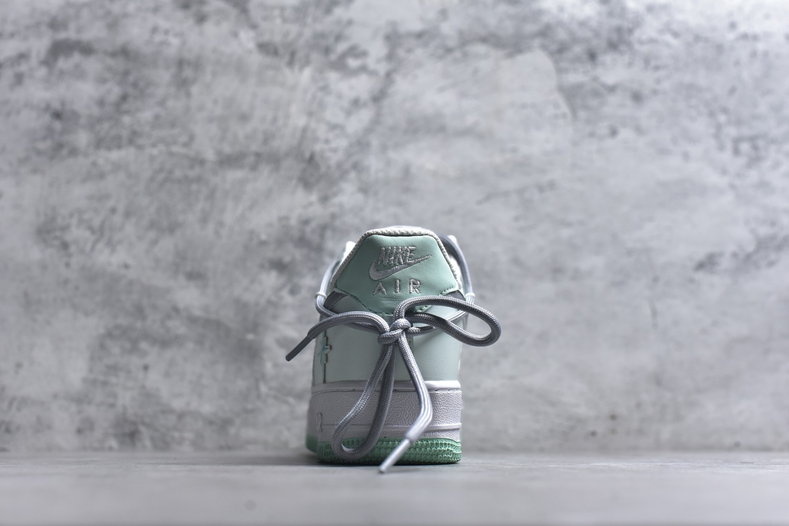 图片[5]-#“云屿清风”✨订制空军一号板鞋 该定制版球鞋选用原鞋款为Nike Air Force 1\’07空军一号，鞋身以薄荷绿为主调，搭配灰色拼接，鞋侧有星形刺绣装饰，鞋头处还点缀了迷你小勾，外底边缘的薄荷绿与鞋身色彩呼应，细节感拉满。 货号：XX7981-476 尺码： 39 40 40.5 41 42 42.5 43 44 44.5 45-选品中心