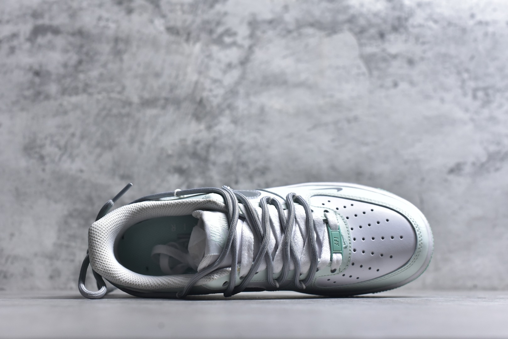 图片[4]-#“云屿清风”✨订制空军一号板鞋 该定制版球鞋选用原鞋款为Nike Air Force 1\’07空军一号，鞋身以薄荷绿为主调，搭配灰色拼接，鞋侧有星形刺绣装饰，鞋头处还点缀了迷你小勾，外底边缘的薄荷绿与鞋身色彩呼应，细节感拉满。 货号：XX7981-476 尺码： 39 40 40.5 41 42 42.5 43 44 44.5 45-选品中心