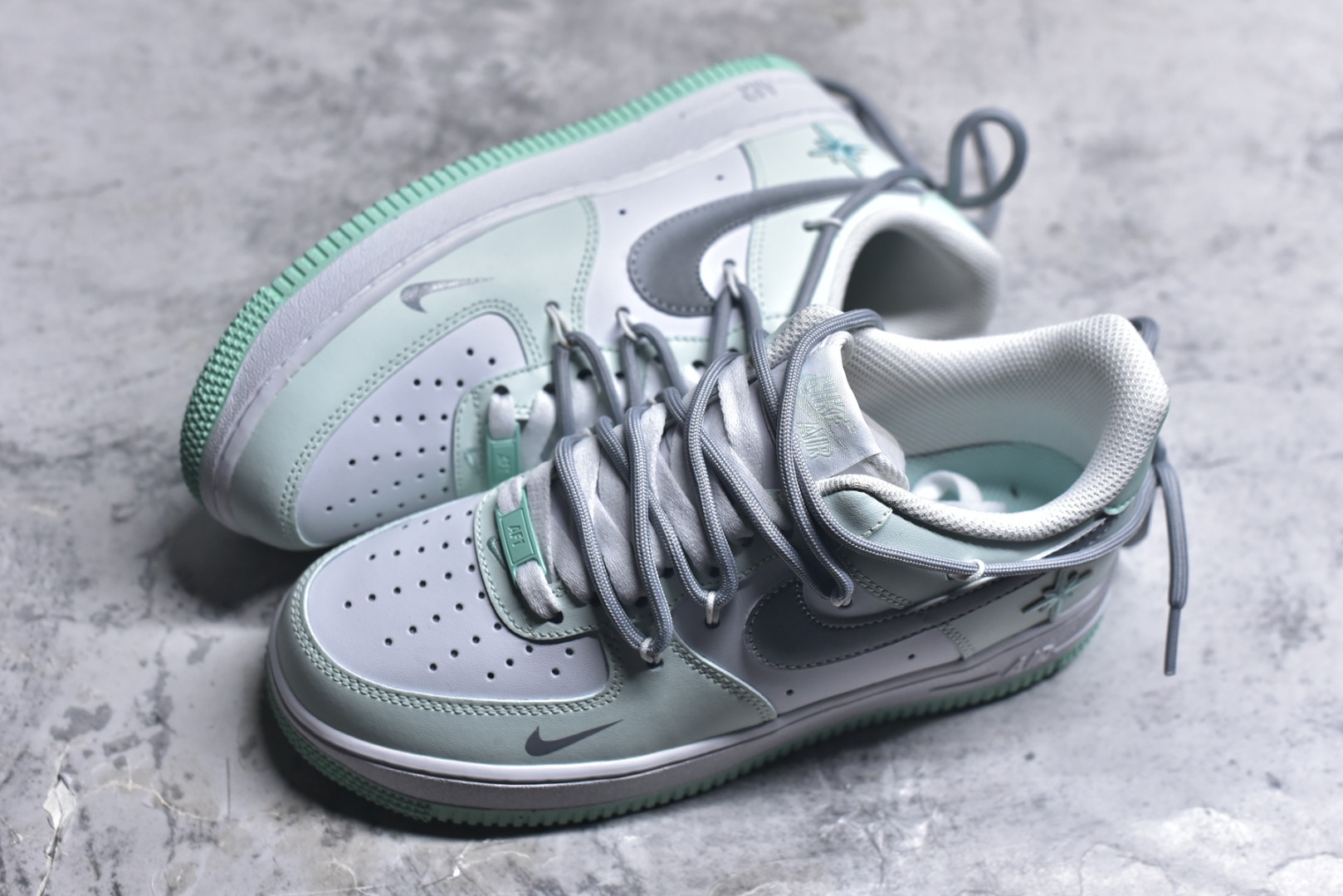 图片[7]-#“云屿清风”✨订制空军一号板鞋 该定制版球鞋选用原鞋款为Nike Air Force 1\’07空军一号，鞋身以薄荷绿为主调，搭配灰色拼接，鞋侧有星形刺绣装饰，鞋头处还点缀了迷你小勾，外底边缘的薄荷绿与鞋身色彩呼应，细节感拉满。 货号：XX7981-476 尺码： 39 40 40.5 41 42 42.5 43 44 44.5 45-选品中心
