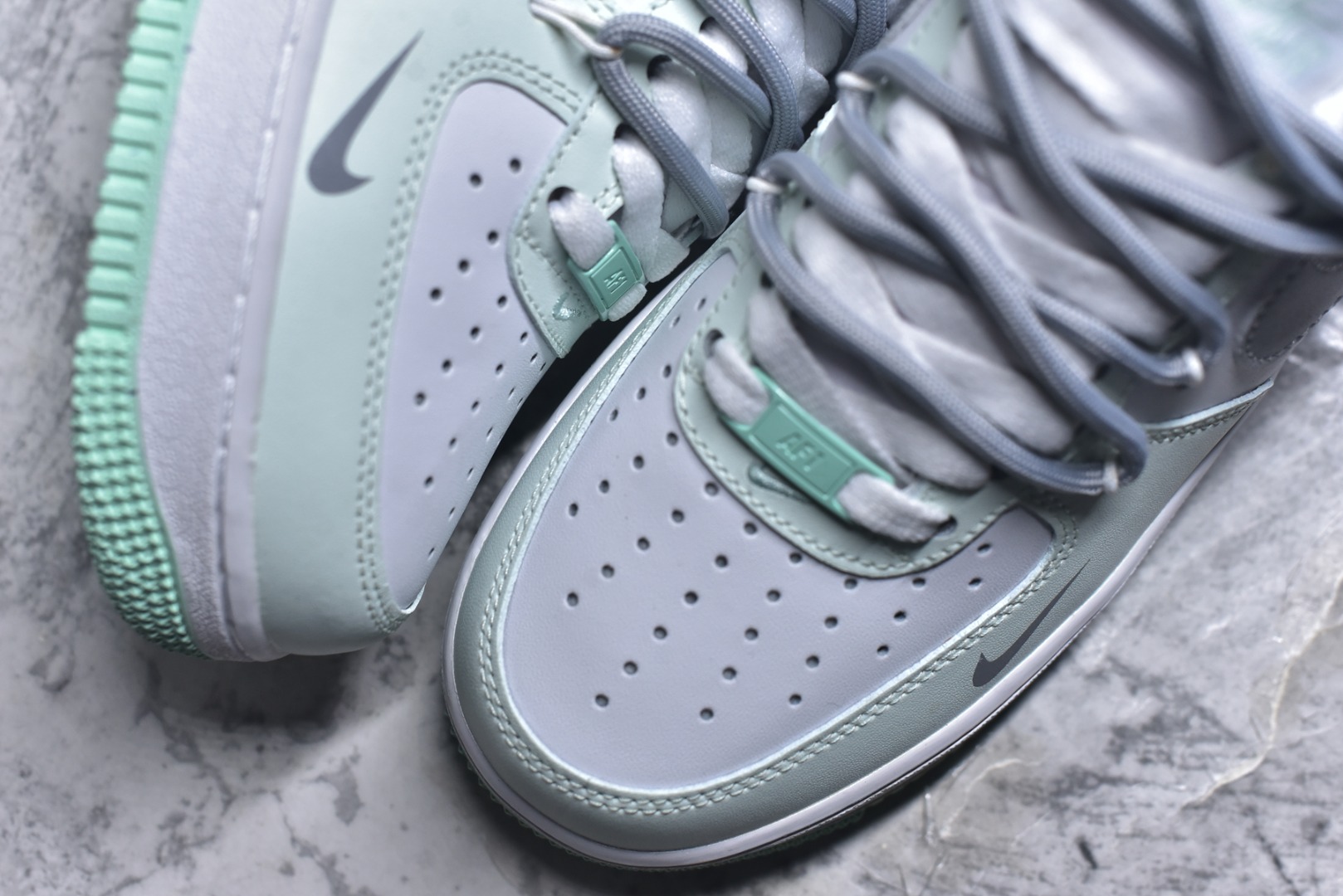 图片[8]-#“云屿清风”✨订制空军一号板鞋 该定制版球鞋选用原鞋款为Nike Air Force 1\’07空军一号，鞋身以薄荷绿为主调，搭配灰色拼接，鞋侧有星形刺绣装饰，鞋头处还点缀了迷你小勾，外底边缘的薄荷绿与鞋身色彩呼应，细节感拉满。 货号：XX7981-476 尺码： 39 40 40.5 41 42 42.5 43 44 44.5 45-选品中心