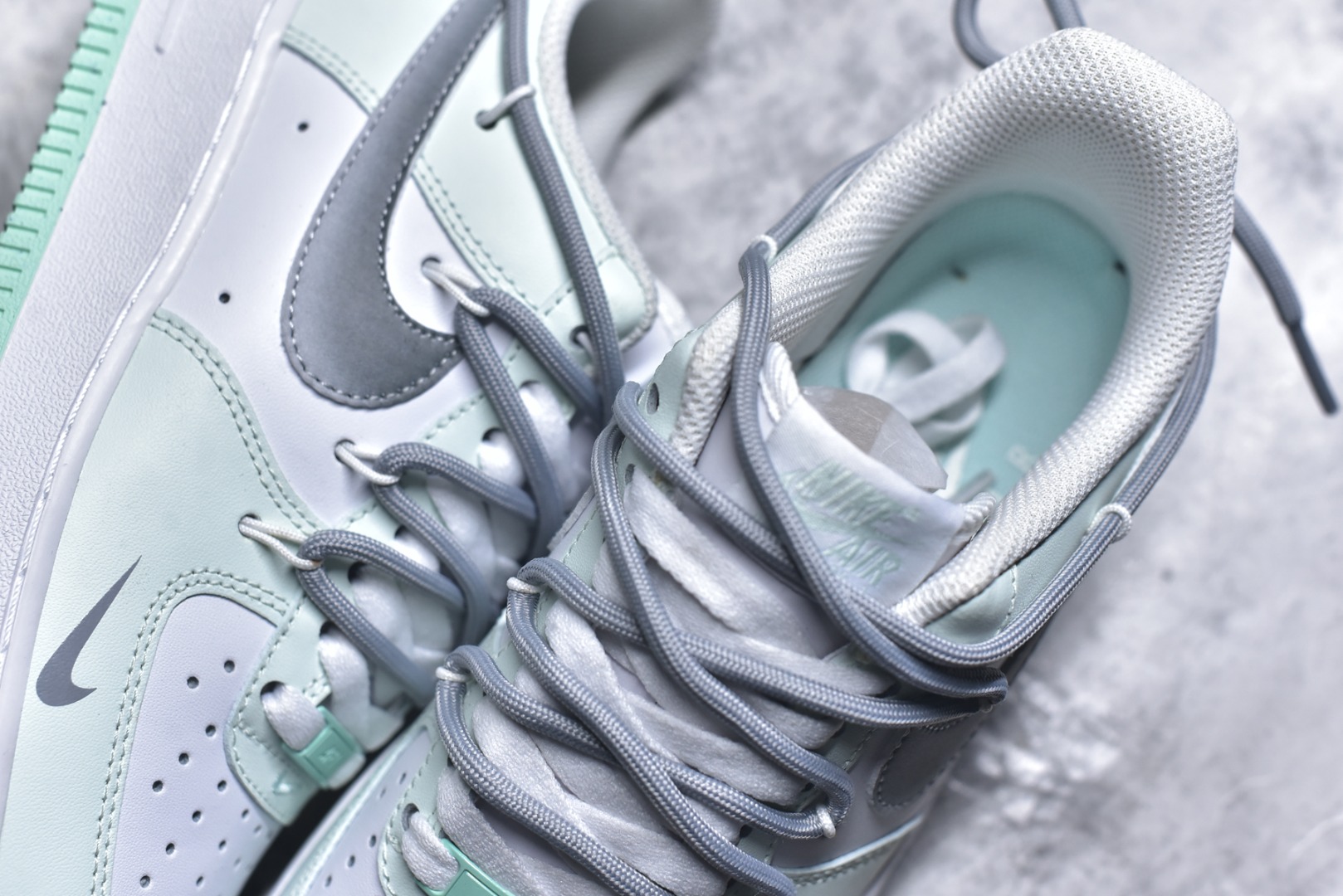 图片[9]-#“云屿清风”✨订制空军一号板鞋 该定制版球鞋选用原鞋款为Nike Air Force 1\’07空军一号，鞋身以薄荷绿为主调，搭配灰色拼接，鞋侧有星形刺绣装饰，鞋头处还点缀了迷你小勾，外底边缘的薄荷绿与鞋身色彩呼应，细节感拉满。 货号：XX7981-476 尺码： 39 40 40.5 41 42 42.5 43 44 44.5 45-选品中心