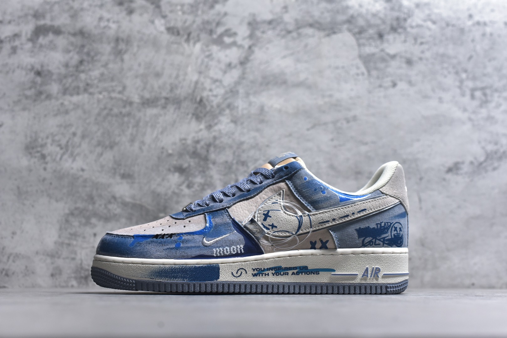 #手绘涂鸦“情绪速写”Nike Air Force 1 “Emotional Sketch”空军一号定制板鞋 以雾灰为底、浅蓝作笔，这双 “情绪速写” 像把随性的手绘日记穿在了脚上。鞋身的笑脸涂鸦、“DEAD” 字样混着泼墨渍迹，是青春情绪的直白速写；鞋带处的卡通挂坠又添了几分反差萌，中底的 “AIR” 标识与 “YOU INSPIRED US” 字样，让随性里藏着细碎的温柔 货号：CD1221-111 尺码： 36 36.5 37.5 38 38.5 39 40 40.5 41 42 42.5 43 44 44.5 45-选品中心