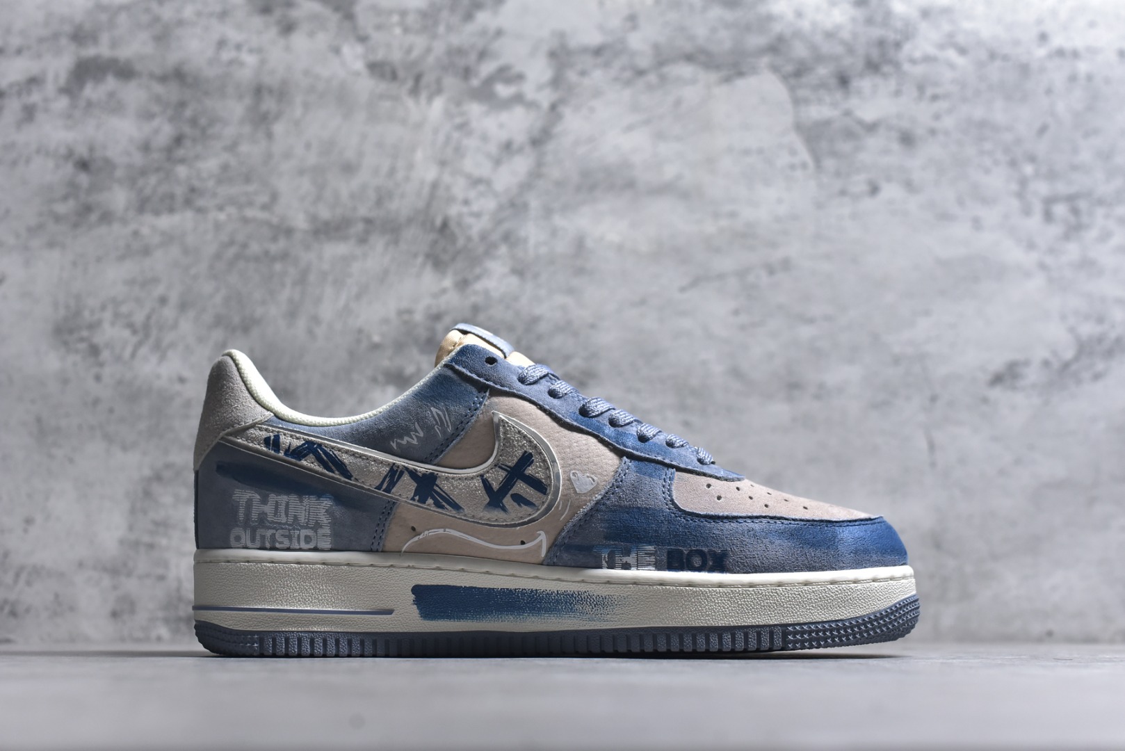 图片[3]-#手绘涂鸦“情绪速写”Nike Air Force 1 “Emotional Sketch”空军一号定制板鞋 以雾灰为底、浅蓝作笔，这双 “情绪速写” 像把随性的手绘日记穿在了脚上。鞋身的笑脸涂鸦、“DEAD” 字样混着泼墨渍迹，是青春情绪的直白速写；鞋带处的卡通挂坠又添了几分反差萌，中底的 “AIR” 标识与 “YOU INSPIRED US” 字样，让随性里藏着细碎的温柔 货号：CD1221-111 尺码： 36 36.5 37.5 38 38.5 39 40 40.5 41 42 42.5 43 44 44.5 45-选品中心