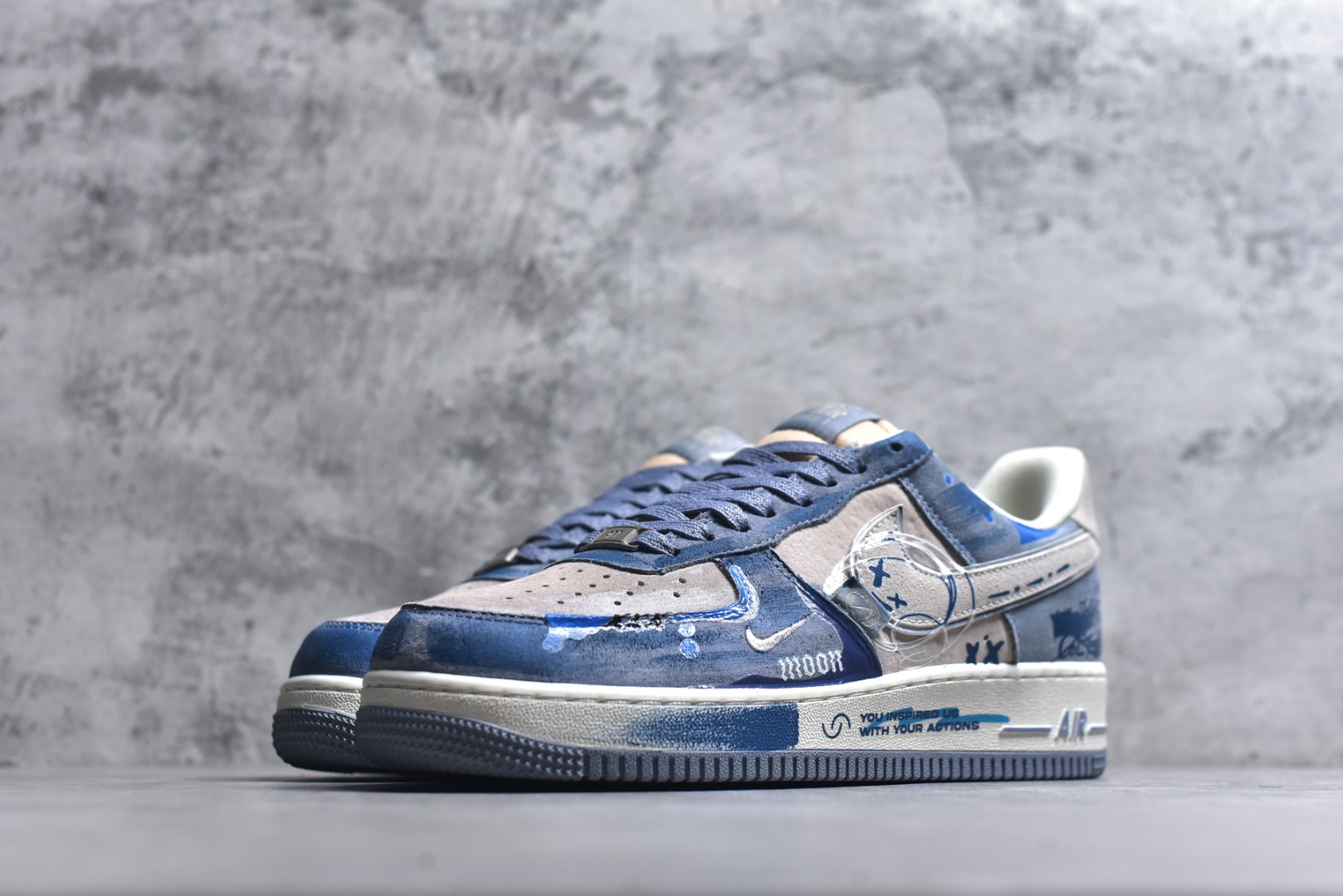 图片[2]-#手绘涂鸦“情绪速写”Nike Air Force 1 “Emotional Sketch”空军一号定制板鞋 以雾灰为底、浅蓝作笔，这双 “情绪速写” 像把随性的手绘日记穿在了脚上。鞋身的笑脸涂鸦、“DEAD” 字样混着泼墨渍迹，是青春情绪的直白速写；鞋带处的卡通挂坠又添了几分反差萌，中底的 “AIR” 标识与 “YOU INSPIRED US” 字样，让随性里藏着细碎的温柔 货号：CD1221-111 尺码： 36 36.5 37.5 38 38.5 39 40 40.5 41 42 42.5 43 44 44.5 45-选品中心