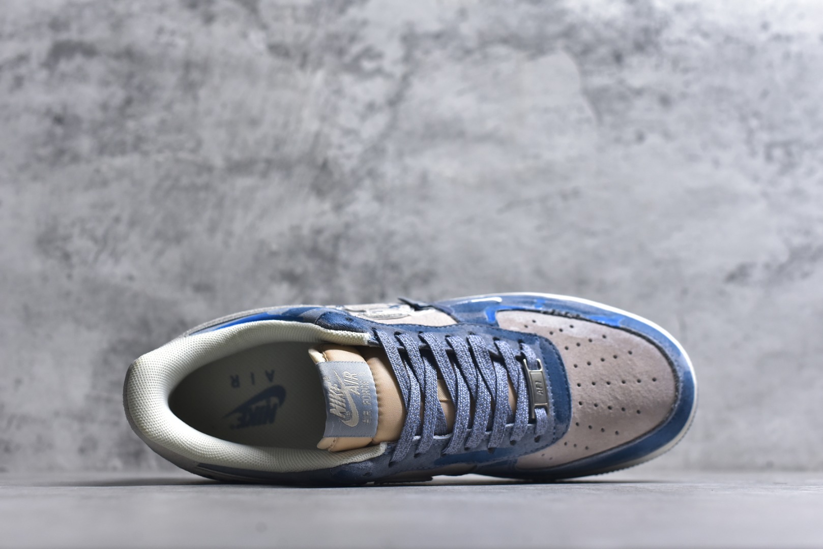 图片[4]-#手绘涂鸦“情绪速写”Nike Air Force 1 “Emotional Sketch”空军一号定制板鞋 以雾灰为底、浅蓝作笔，这双 “情绪速写” 像把随性的手绘日记穿在了脚上。鞋身的笑脸涂鸦、“DEAD” 字样混着泼墨渍迹，是青春情绪的直白速写；鞋带处的卡通挂坠又添了几分反差萌，中底的 “AIR” 标识与 “YOU INSPIRED US” 字样，让随性里藏着细碎的温柔 货号：CD1221-111 尺码： 36 36.5 37.5 38 38.5 39 40 40.5 41 42 42.5 43 44 44.5 45-选品中心