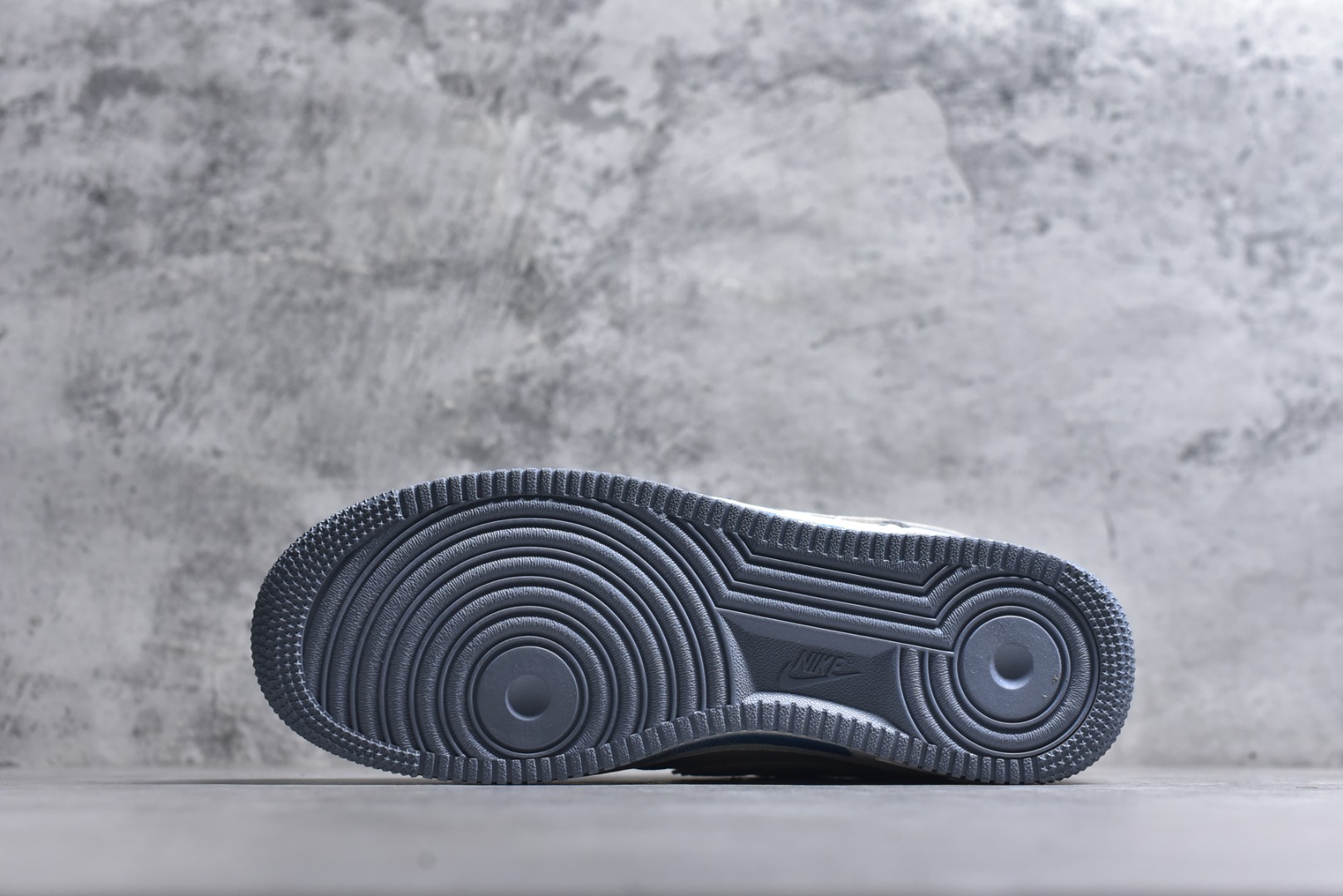 图片[6]-#手绘涂鸦“情绪速写”Nike Air Force 1 “Emotional Sketch”空军一号定制板鞋 以雾灰为底、浅蓝作笔，这双 “情绪速写” 像把随性的手绘日记穿在了脚上。鞋身的笑脸涂鸦、“DEAD” 字样混着泼墨渍迹，是青春情绪的直白速写；鞋带处的卡通挂坠又添了几分反差萌，中底的 “AIR” 标识与 “YOU INSPIRED US” 字样，让随性里藏着细碎的温柔 货号：CD1221-111 尺码： 36 36.5 37.5 38 38.5 39 40 40.5 41 42 42.5 43 44 44.5 45-选品中心