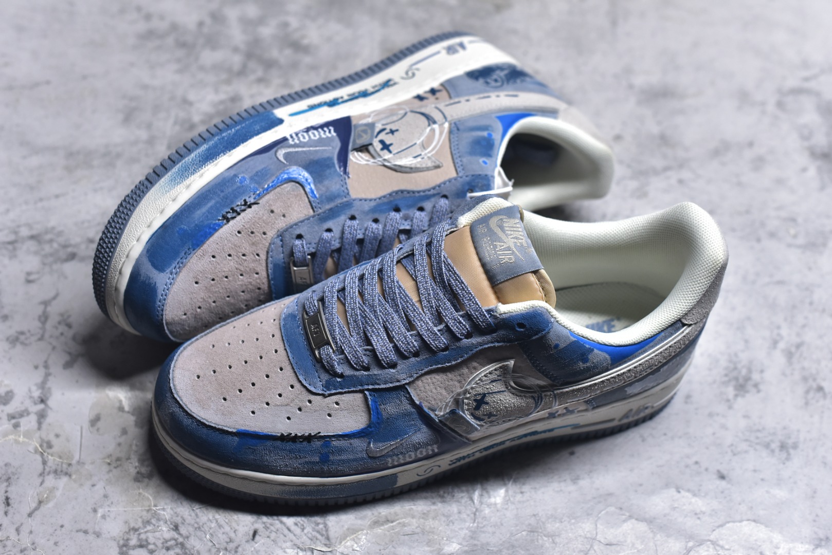 图片[7]-#手绘涂鸦“情绪速写”Nike Air Force 1 “Emotional Sketch”空军一号定制板鞋 以雾灰为底、浅蓝作笔，这双 “情绪速写” 像把随性的手绘日记穿在了脚上。鞋身的笑脸涂鸦、“DEAD” 字样混着泼墨渍迹，是青春情绪的直白速写；鞋带处的卡通挂坠又添了几分反差萌，中底的 “AIR” 标识与 “YOU INSPIRED US” 字样，让随性里藏着细碎的温柔 货号：CD1221-111 尺码： 36 36.5 37.5 38 38.5 39 40 40.5 41 42 42.5 43 44 44.5 45-选品中心