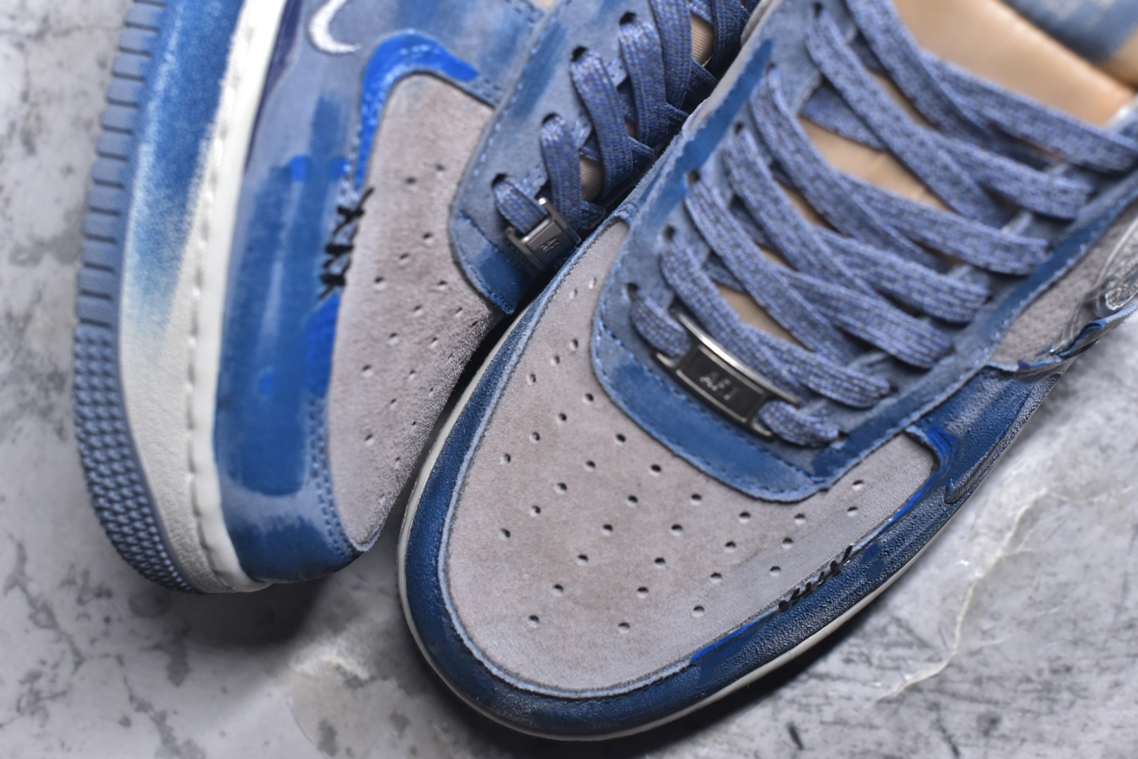 图片[8]-#手绘涂鸦“情绪速写”Nike Air Force 1 “Emotional Sketch”空军一号定制板鞋 以雾灰为底、浅蓝作笔，这双 “情绪速写” 像把随性的手绘日记穿在了脚上。鞋身的笑脸涂鸦、“DEAD” 字样混着泼墨渍迹，是青春情绪的直白速写；鞋带处的卡通挂坠又添了几分反差萌，中底的 “AIR” 标识与 “YOU INSPIRED US” 字样，让随性里藏着细碎的温柔 货号：CD1221-111 尺码： 36 36.5 37.5 38 38.5 39 40 40.5 41 42 42.5 43 44 44.5 45-选品中心