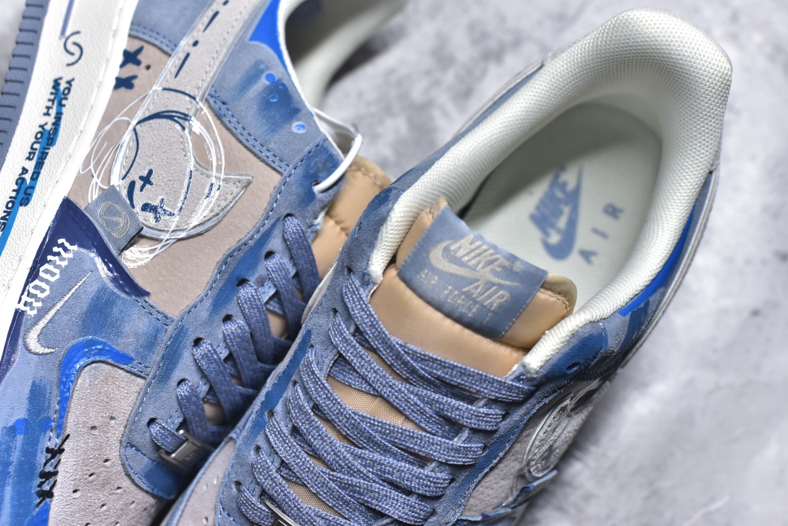 图片[9]-#手绘涂鸦“情绪速写”Nike Air Force 1 “Emotional Sketch”空军一号定制板鞋 以雾灰为底、浅蓝作笔，这双 “情绪速写” 像把随性的手绘日记穿在了脚上。鞋身的笑脸涂鸦、“DEAD” 字样混着泼墨渍迹，是青春情绪的直白速写；鞋带处的卡通挂坠又添了几分反差萌，中底的 “AIR” 标识与 “YOU INSPIRED US” 字样，让随性里藏着细碎的温柔 货号：CD1221-111 尺码： 36 36.5 37.5 38 38.5 39 40 40.5 41 42 42.5 43 44 44.5 45-选品中心