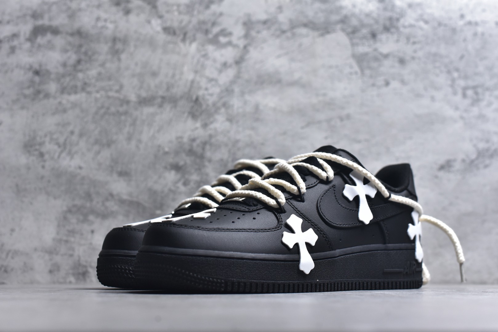 图片[2]-#“黑耀十字”✨订制空军一号板鞋 该定制版球鞋选用原鞋款为Nike Air Force 1\’07空军一号，鞋身通体为黑色哑光质感，搭配多处Chrome Hearts标志性的白色十字皮标，是整双鞋的视觉核心，极具辨识度。搭配粗款米白色麻绳鞋带，增加了复古与街头感；鞋舌处还加入克罗心风格的金属挂饰，进一步强化联名定制的细节质感。 货号：CW2288-001 尺码： 36 36.5 37.5 38 38.5 39 40 40.5 41 42 42.5 43 44 44.5 45-选品中心
