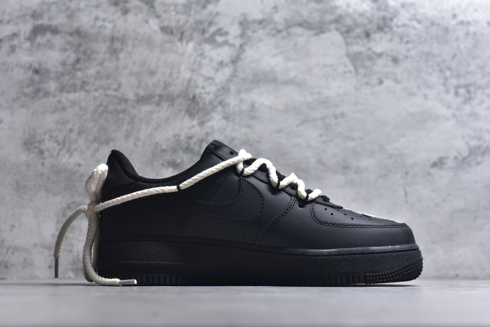图片[3]-#“黑耀十字”✨订制空军一号板鞋 该定制版球鞋选用原鞋款为Nike Air Force 1\’07空军一号，鞋身通体为黑色哑光质感，搭配多处Chrome Hearts标志性的白色十字皮标，是整双鞋的视觉核心，极具辨识度。搭配粗款米白色麻绳鞋带，增加了复古与街头感；鞋舌处还加入克罗心风格的金属挂饰，进一步强化联名定制的细节质感。 货号：CW2288-001 尺码： 36 36.5 37.5 38 38.5 39 40 40.5 41 42 42.5 43 44 44.5 45-选品中心