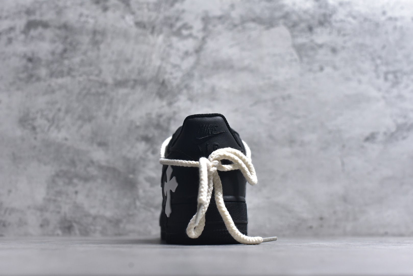 图片[5]-#“黑耀十字”✨订制空军一号板鞋 该定制版球鞋选用原鞋款为Nike Air Force 1\’07空军一号，鞋身通体为黑色哑光质感，搭配多处Chrome Hearts标志性的白色十字皮标，是整双鞋的视觉核心，极具辨识度。搭配粗款米白色麻绳鞋带，增加了复古与街头感；鞋舌处还加入克罗心风格的金属挂饰，进一步强化联名定制的细节质感。 货号：CW2288-001 尺码： 36 36.5 37.5 38 38.5 39 40 40.5 41 42 42.5 43 44 44.5 45-选品中心