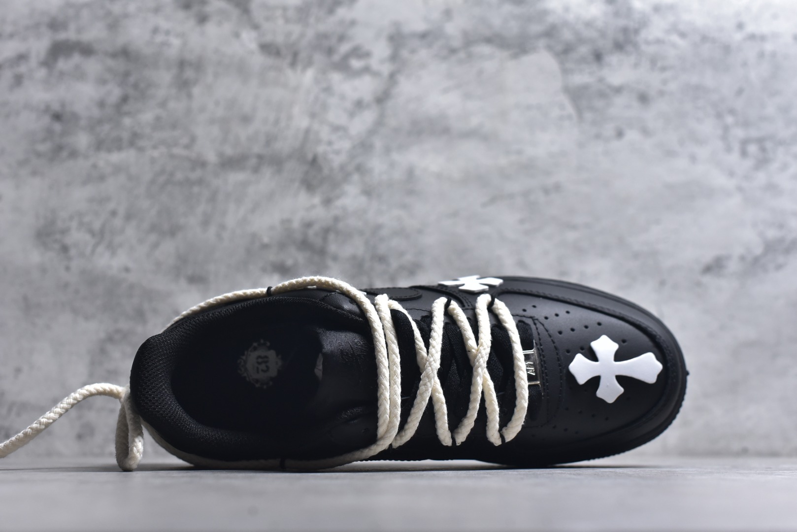 图片[4]-#“黑耀十字”✨订制空军一号板鞋 该定制版球鞋选用原鞋款为Nike Air Force 1\’07空军一号，鞋身通体为黑色哑光质感，搭配多处Chrome Hearts标志性的白色十字皮标，是整双鞋的视觉核心，极具辨识度。搭配粗款米白色麻绳鞋带，增加了复古与街头感；鞋舌处还加入克罗心风格的金属挂饰，进一步强化联名定制的细节质感。 货号：CW2288-001 尺码： 36 36.5 37.5 38 38.5 39 40 40.5 41 42 42.5 43 44 44.5 45-选品中心