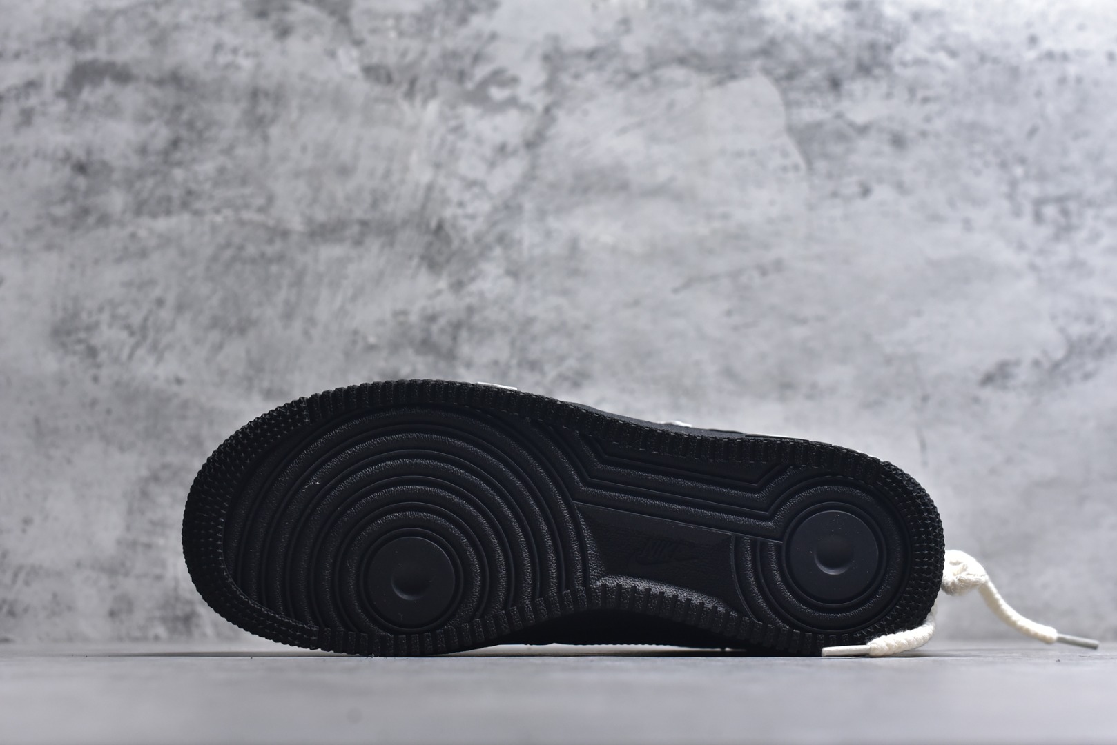 图片[6]-#“黑耀十字”✨订制空军一号板鞋 该定制版球鞋选用原鞋款为Nike Air Force 1\’07空军一号，鞋身通体为黑色哑光质感，搭配多处Chrome Hearts标志性的白色十字皮标，是整双鞋的视觉核心，极具辨识度。搭配粗款米白色麻绳鞋带，增加了复古与街头感；鞋舌处还加入克罗心风格的金属挂饰，进一步强化联名定制的细节质感。 货号：CW2288-001 尺码： 36 36.5 37.5 38 38.5 39 40 40.5 41 42 42.5 43 44 44.5 45-选品中心