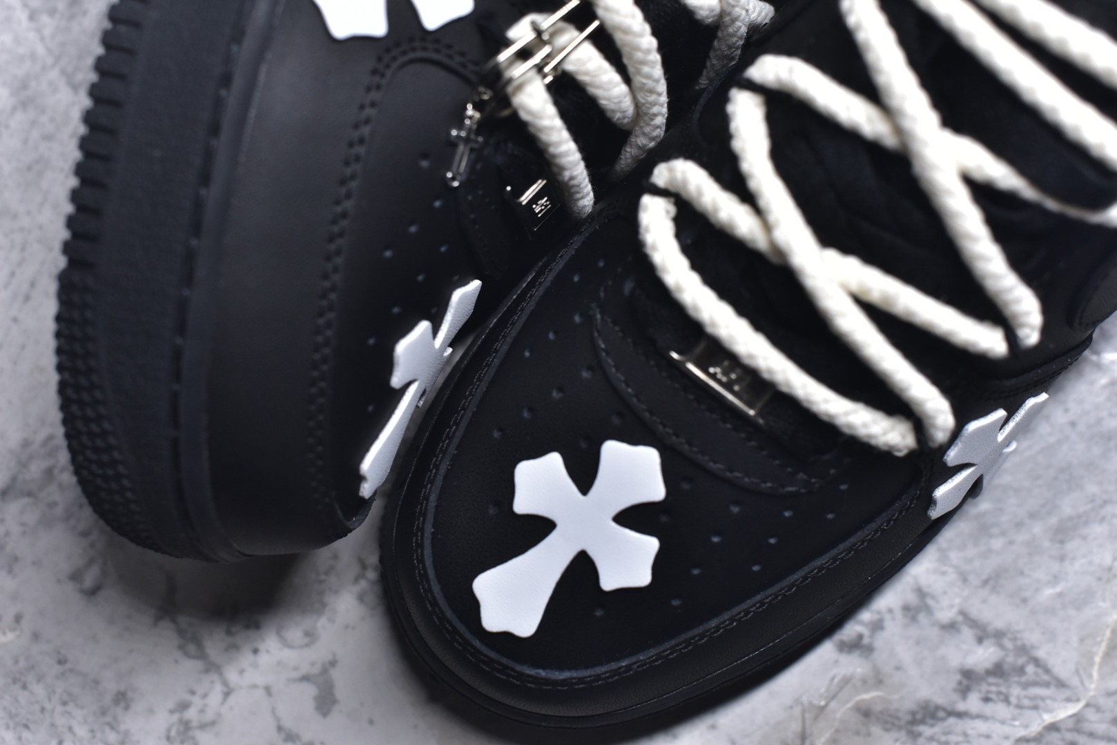 图片[8]-#“黑耀十字”✨订制空军一号板鞋 该定制版球鞋选用原鞋款为Nike Air Force 1\’07空军一号，鞋身通体为黑色哑光质感，搭配多处Chrome Hearts标志性的白色十字皮标，是整双鞋的视觉核心，极具辨识度。搭配粗款米白色麻绳鞋带，增加了复古与街头感；鞋舌处还加入克罗心风格的金属挂饰，进一步强化联名定制的细节质感。 货号：CW2288-001 尺码： 36 36.5 37.5 38 38.5 39 40 40.5 41 42 42.5 43 44 44.5 45-选品中心