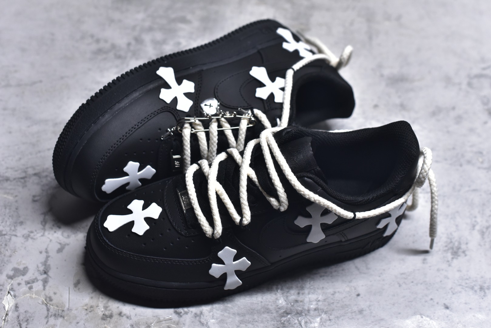 图片[7]-#“黑耀十字”✨订制空军一号板鞋 该定制版球鞋选用原鞋款为Nike Air Force 1\’07空军一号，鞋身通体为黑色哑光质感，搭配多处Chrome Hearts标志性的白色十字皮标，是整双鞋的视觉核心，极具辨识度。搭配粗款米白色麻绳鞋带，增加了复古与街头感；鞋舌处还加入克罗心风格的金属挂饰，进一步强化联名定制的细节质感。 货号：CW2288-001 尺码： 36 36.5 37.5 38 38.5 39 40 40.5 41 42 42.5 43 44 44.5 45-选品中心