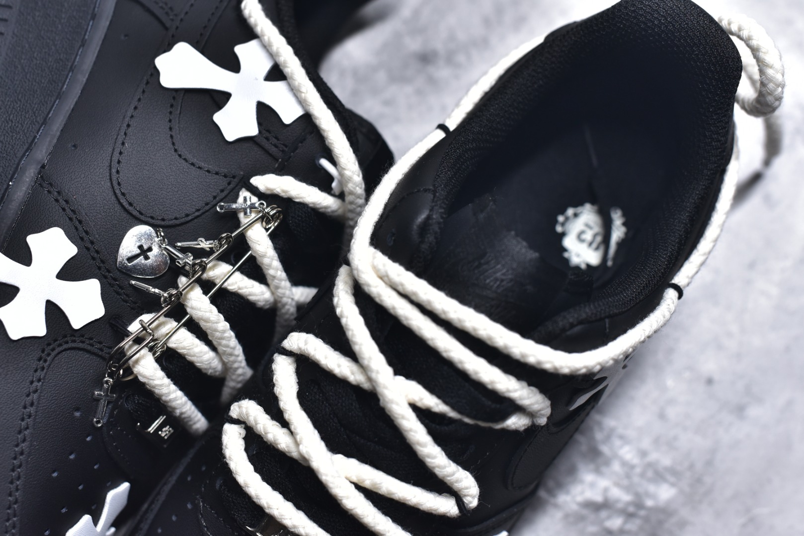 图片[9]-#“黑耀十字”✨订制空军一号板鞋 该定制版球鞋选用原鞋款为Nike Air Force 1\’07空军一号，鞋身通体为黑色哑光质感，搭配多处Chrome Hearts标志性的白色十字皮标，是整双鞋的视觉核心，极具辨识度。搭配粗款米白色麻绳鞋带，增加了复古与街头感；鞋舌处还加入克罗心风格的金属挂饰，进一步强化联名定制的细节质感。 货号：CW2288-001 尺码： 36 36.5 37.5 38 38.5 39 40 40.5 41 42 42.5 43 44 44.5 45-选品中心