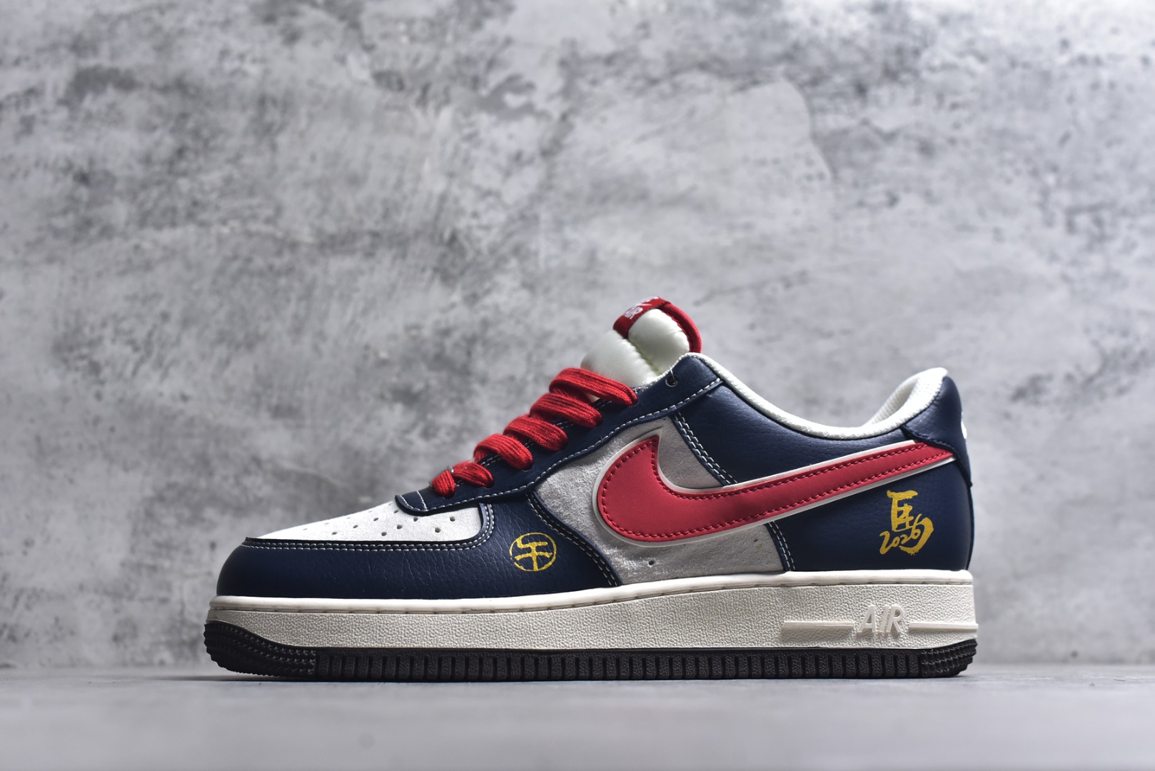 #2026马年限定AF1直接封神！藏蓝撞红白的经典配色自带复古气场，鞋身烫金“马”字+立体马形吊坠，把新年祥瑞寓意拉满，红白Swoosh与皮质拼接更显质感。经典Air气垫大底软弹依旧，久走不累脚，低帮版型搭西装裤、运动装都能hold住，这款不管是收藏还是日常上脚，都是新年穿搭的排面担当！ 货号：HT5088-617 尺码：36 36.5 37.5 38 38.5 39 40 40.5 41 42 42.5 43 44 44.5 45-选品中心