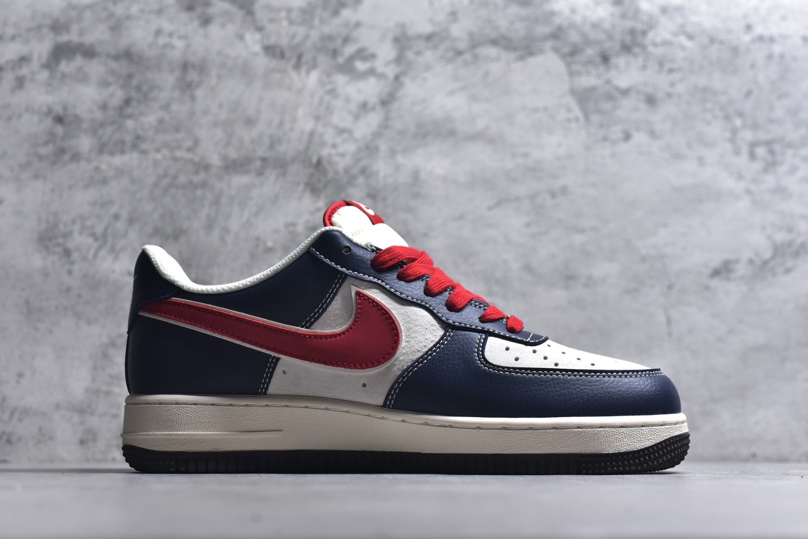 图片[3]-#2026马年限定AF1直接封神！藏蓝撞红白的经典配色自带复古气场，鞋身烫金“马”字+立体马形吊坠，把新年祥瑞寓意拉满，红白Swoosh与皮质拼接更显质感。经典Air气垫大底软弹依旧，久走不累脚，低帮版型搭西装裤、运动装都能hold住，这款不管是收藏还是日常上脚，都是新年穿搭的排面担当！ 货号：HT5088-617 尺码：36 36.5 37.5 38 38.5 39 40 40.5 41 42 42.5 43 44 44.5 45-选品中心