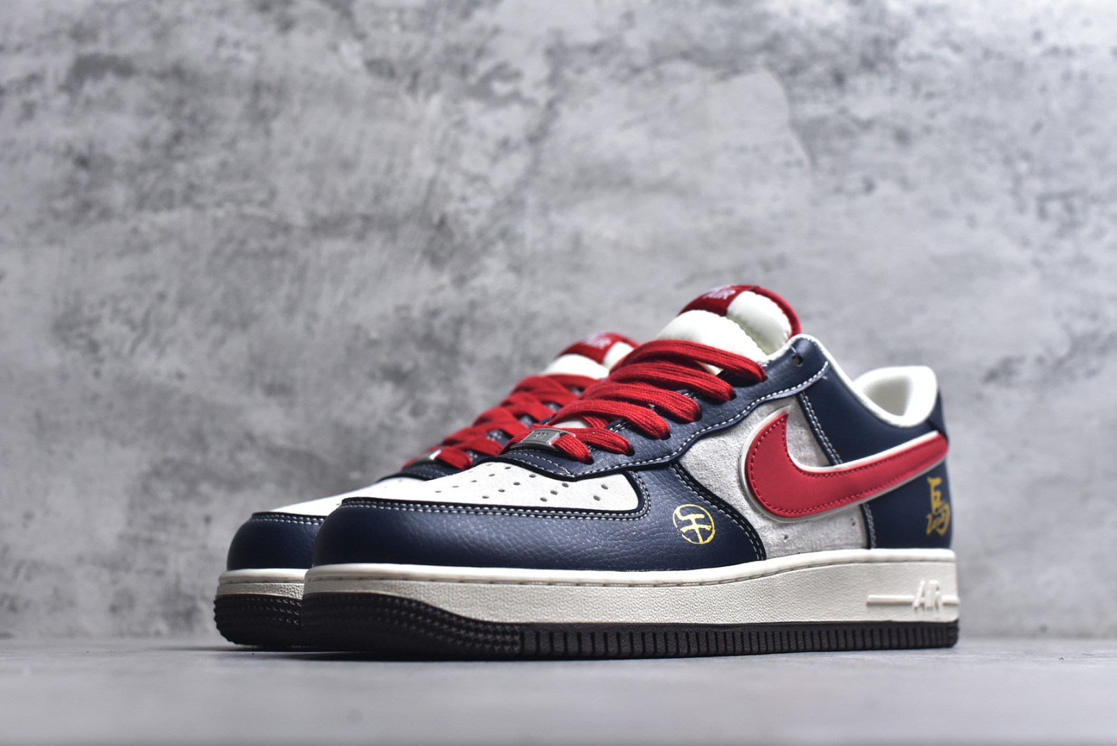 图片[2]-#2026马年限定AF1直接封神！藏蓝撞红白的经典配色自带复古气场，鞋身烫金“马”字+立体马形吊坠，把新年祥瑞寓意拉满，红白Swoosh与皮质拼接更显质感。经典Air气垫大底软弹依旧，久走不累脚，低帮版型搭西装裤、运动装都能hold住，这款不管是收藏还是日常上脚，都是新年穿搭的排面担当！ 货号：HT5088-617 尺码：36 36.5 37.5 38 38.5 39 40 40.5 41 42 42.5 43 44 44.5 45-选品中心