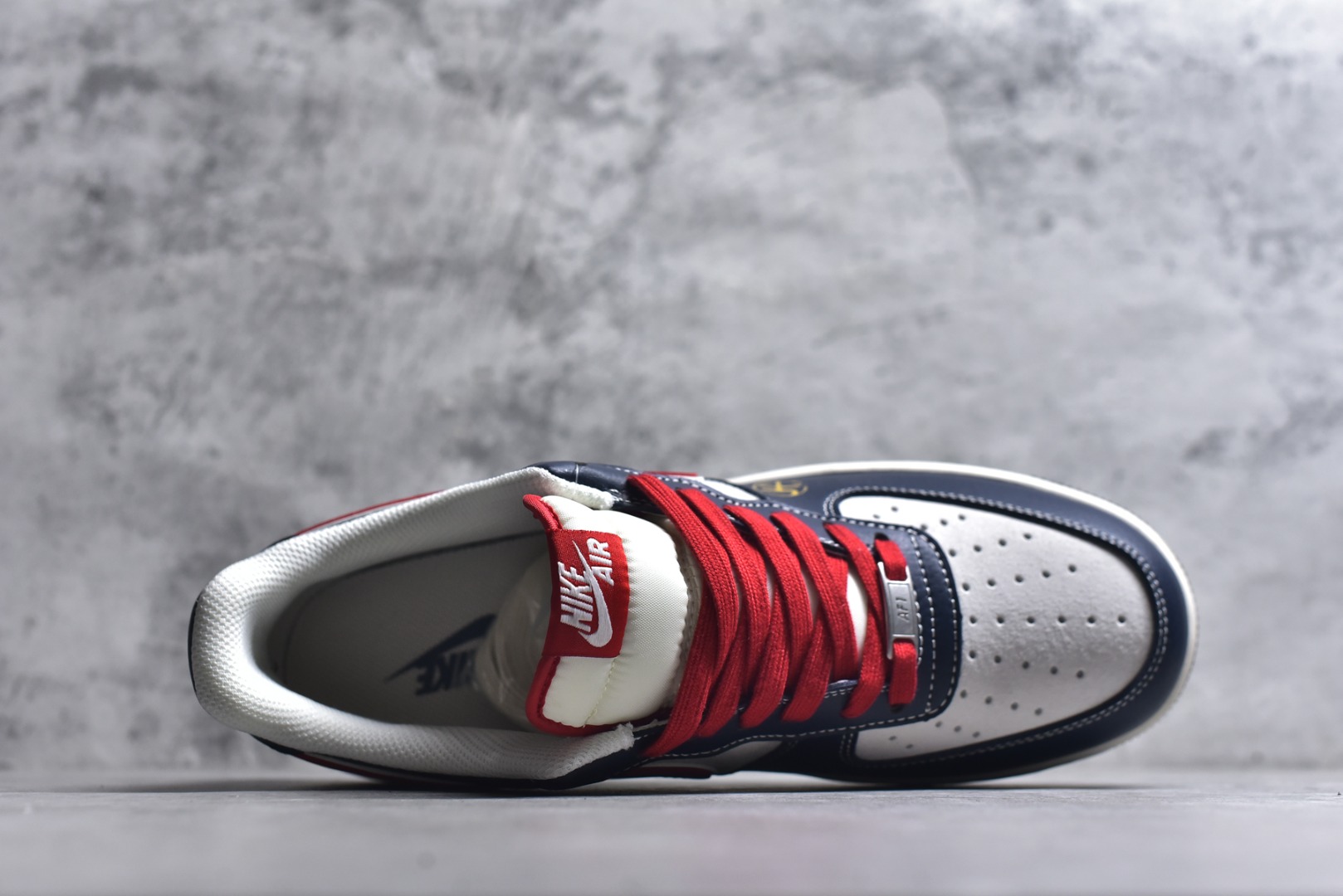 图片[4]-#2026马年限定AF1直接封神！藏蓝撞红白的经典配色自带复古气场，鞋身烫金“马”字+立体马形吊坠，把新年祥瑞寓意拉满，红白Swoosh与皮质拼接更显质感。经典Air气垫大底软弹依旧，久走不累脚，低帮版型搭西装裤、运动装都能hold住，这款不管是收藏还是日常上脚，都是新年穿搭的排面担当！ 货号：HT5088-617 尺码：36 36.5 37.5 38 38.5 39 40 40.5 41 42 42.5 43 44 44.5 45-选品中心