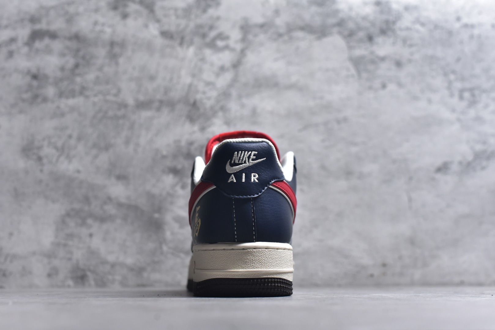 图片[5]-#2026马年限定AF1直接封神！藏蓝撞红白的经典配色自带复古气场，鞋身烫金“马”字+立体马形吊坠，把新年祥瑞寓意拉满，红白Swoosh与皮质拼接更显质感。经典Air气垫大底软弹依旧，久走不累脚，低帮版型搭西装裤、运动装都能hold住，这款不管是收藏还是日常上脚，都是新年穿搭的排面担当！ 货号：HT5088-617 尺码：36 36.5 37.5 38 38.5 39 40 40.5 41 42 42.5 43 44 44.5 45-选品中心