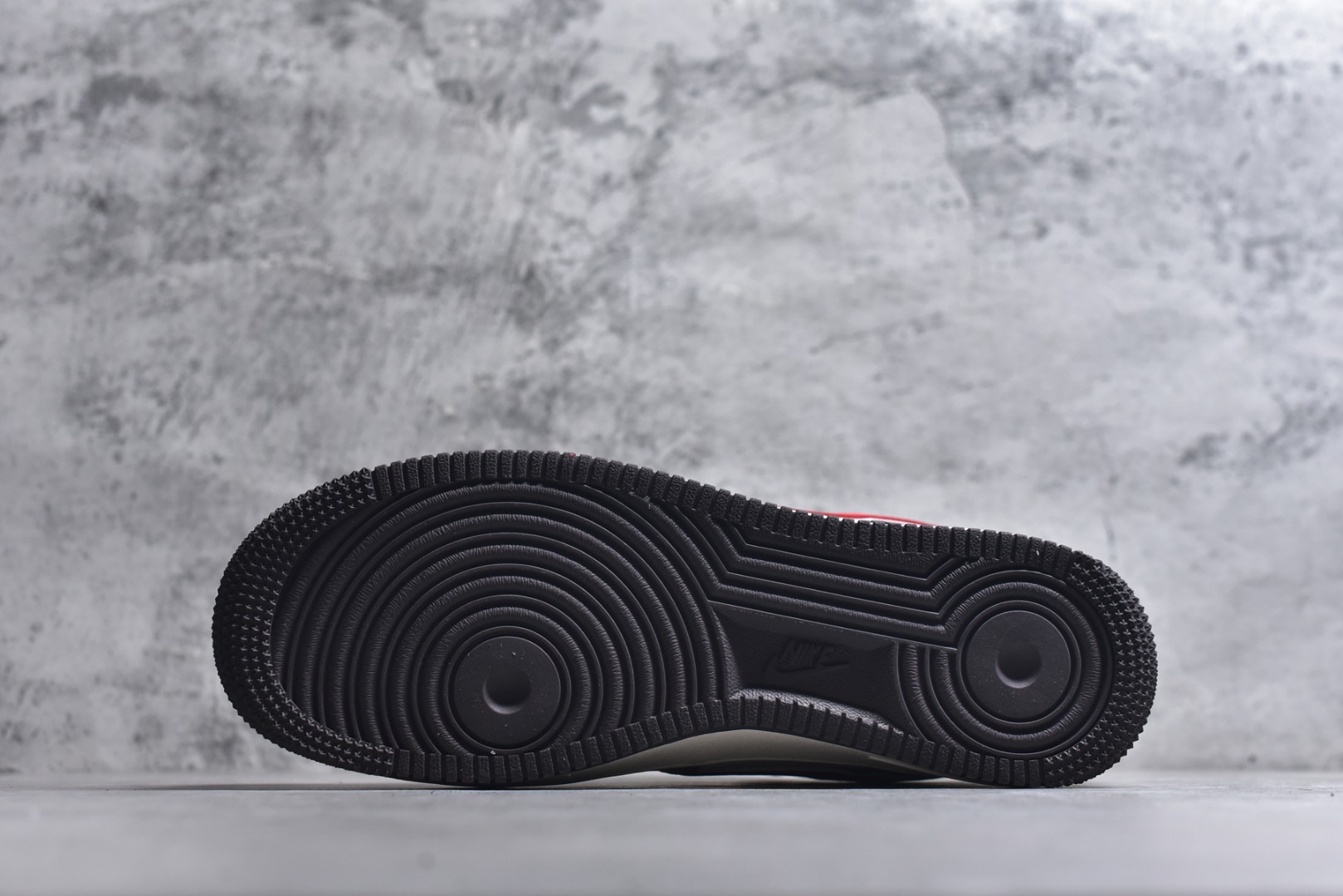 图片[6]-#2026马年限定AF1直接封神！藏蓝撞红白的经典配色自带复古气场，鞋身烫金“马”字+立体马形吊坠，把新年祥瑞寓意拉满，红白Swoosh与皮质拼接更显质感。经典Air气垫大底软弹依旧，久走不累脚，低帮版型搭西装裤、运动装都能hold住，这款不管是收藏还是日常上脚，都是新年穿搭的排面担当！ 货号：HT5088-617 尺码：36 36.5 37.5 38 38.5 39 40 40.5 41 42 42.5 43 44 44.5 45-选品中心