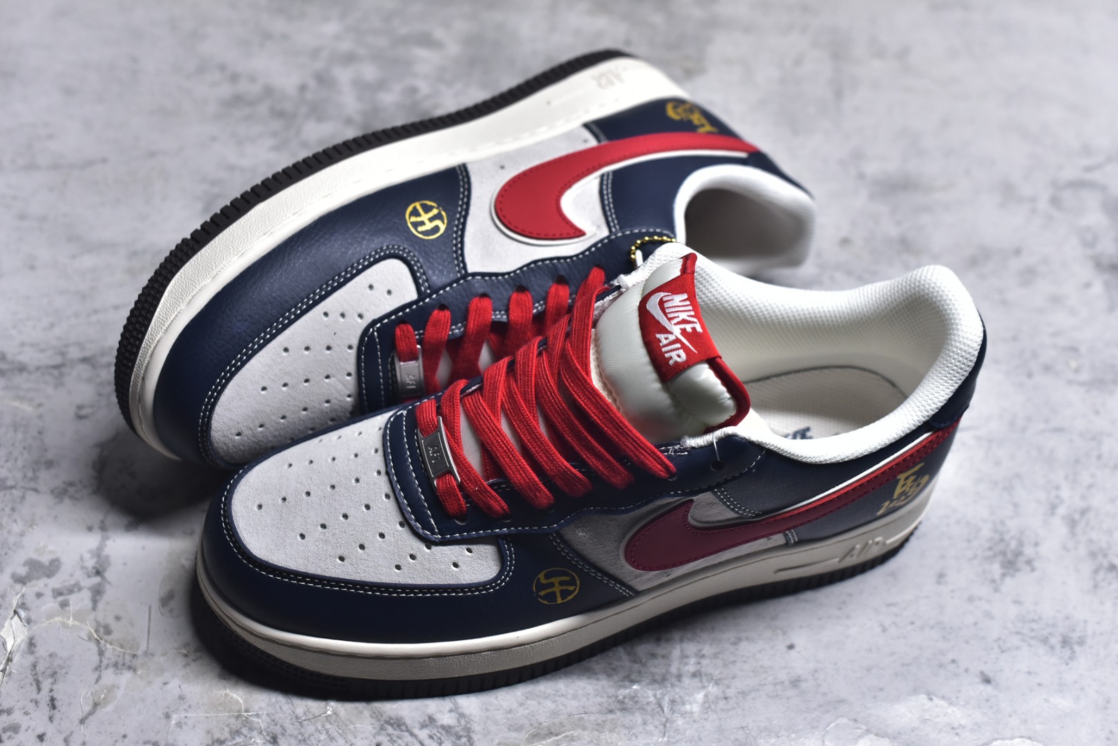 图片[7]-#2026马年限定AF1直接封神！藏蓝撞红白的经典配色自带复古气场，鞋身烫金“马”字+立体马形吊坠，把新年祥瑞寓意拉满，红白Swoosh与皮质拼接更显质感。经典Air气垫大底软弹依旧，久走不累脚，低帮版型搭西装裤、运动装都能hold住，这款不管是收藏还是日常上脚，都是新年穿搭的排面担当！ 货号：HT5088-617 尺码：36 36.5 37.5 38 38.5 39 40 40.5 41 42 42.5 43 44 44.5 45-选品中心