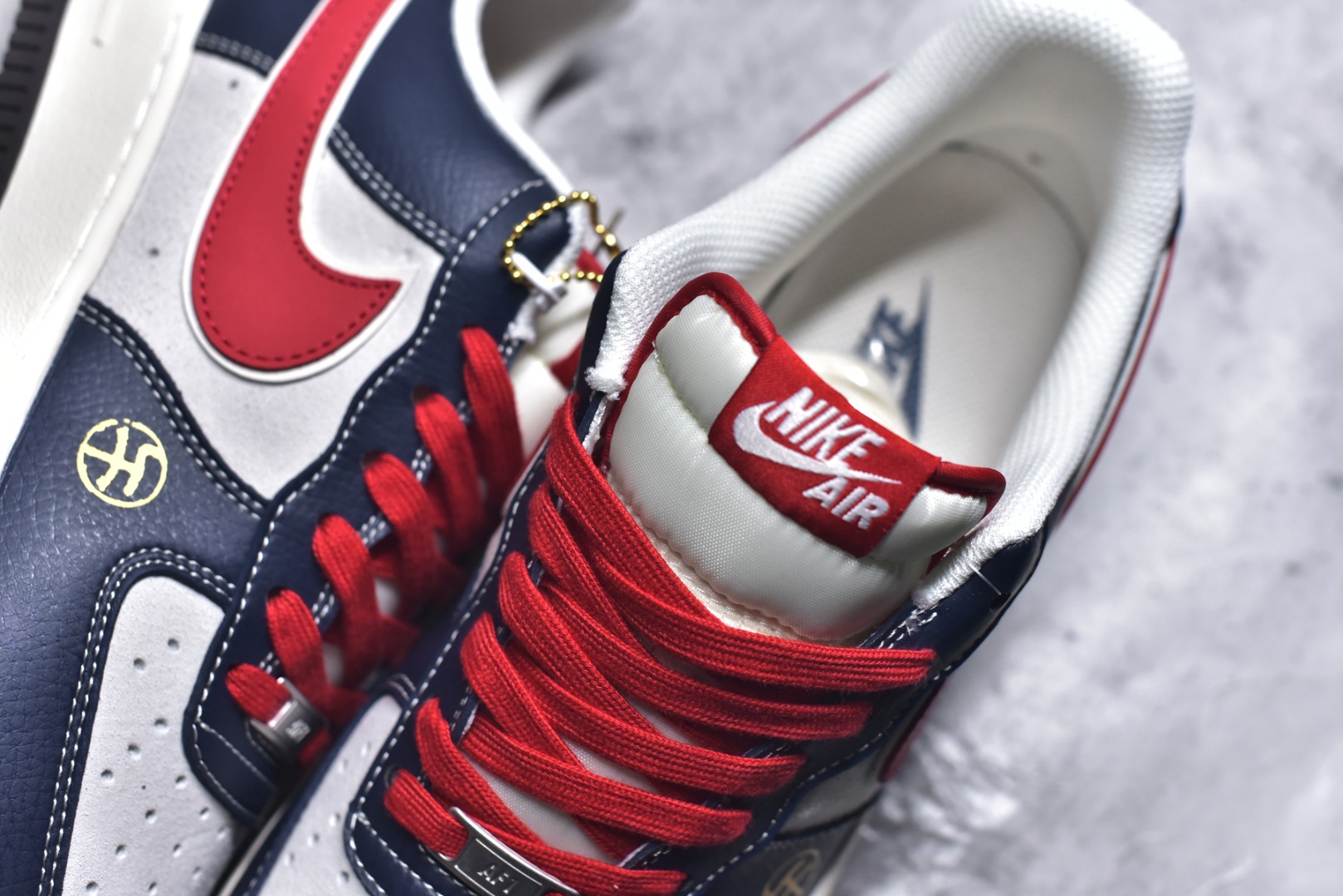 图片[9]-#2026马年限定AF1直接封神！藏蓝撞红白的经典配色自带复古气场，鞋身烫金“马”字+立体马形吊坠，把新年祥瑞寓意拉满，红白Swoosh与皮质拼接更显质感。经典Air气垫大底软弹依旧，久走不累脚，低帮版型搭西装裤、运动装都能hold住，这款不管是收藏还是日常上脚，都是新年穿搭的排面担当！ 货号：HT5088-617 尺码：36 36.5 37.5 38 38.5 39 40 40.5 41 42 42.5 43 44 44.5 45-选品中心
