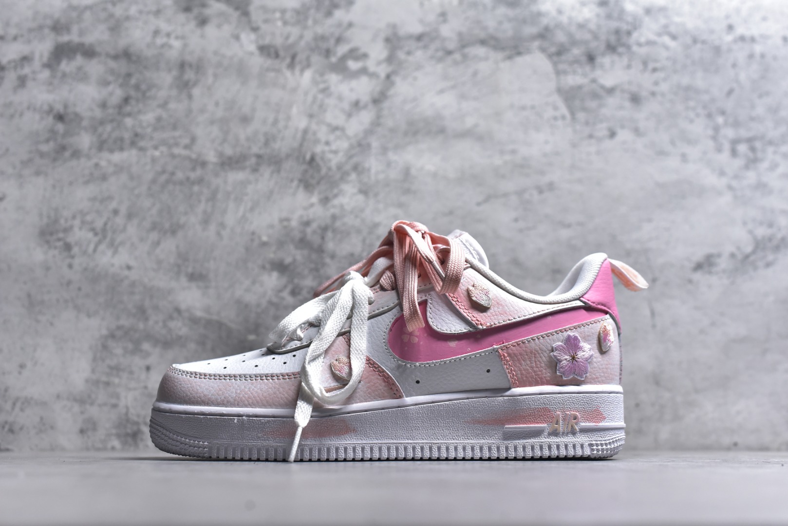 #手绘涂鸦“春野樱序”Nike Air Force 1 “Spring Wild Cherry Prelude”空军一号定制板鞋 把春日樱花揉进鞋型里，这双 “春野樱序” 是少女感与复古调的温柔碰撞。雾青、樱粉与奶白晕染出春日郊野的松弛色调，鞋身立体樱花贴饰、勾边处的花瓣暗纹，像刚落上鞋的春樱余韵；做旧中底的浅棕渍迹，又添了几分 “踏过落樱小径” 的随性质感 货号：FB8971-700 尺码： 36 36.5 37.5 38 38.5 39 40 40.5 41 42 42.5 43 44 44.5 45-选品中心