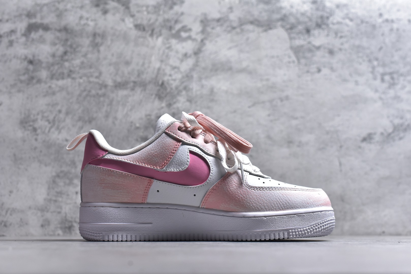 图片[3]-#手绘涂鸦“春野樱序”Nike Air Force 1 “Spring Wild Cherry Prelude”空军一号定制板鞋 把春日樱花揉进鞋型里，这双 “春野樱序” 是少女感与复古调的温柔碰撞。雾青、樱粉与奶白晕染出春日郊野的松弛色调，鞋身立体樱花贴饰、勾边处的花瓣暗纹，像刚落上鞋的春樱余韵；做旧中底的浅棕渍迹，又添了几分 “踏过落樱小径” 的随性质感 货号：FB8971-700 尺码： 36 36.5 37.5 38 38.5 39 40 40.5 41 42 42.5 43 44 44.5 45-选品中心