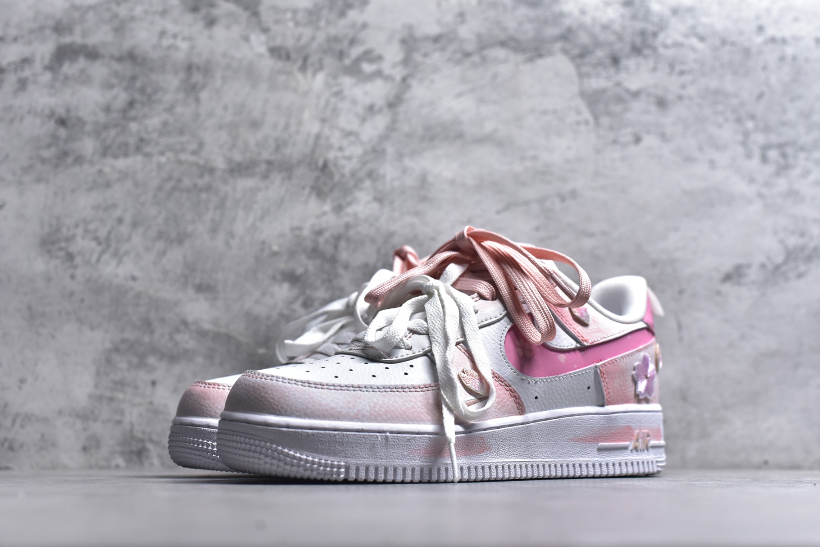 图片[2]-#手绘涂鸦“春野樱序”Nike Air Force 1 “Spring Wild Cherry Prelude”空军一号定制板鞋 把春日樱花揉进鞋型里，这双 “春野樱序” 是少女感与复古调的温柔碰撞。雾青、樱粉与奶白晕染出春日郊野的松弛色调，鞋身立体樱花贴饰、勾边处的花瓣暗纹，像刚落上鞋的春樱余韵；做旧中底的浅棕渍迹，又添了几分 “踏过落樱小径” 的随性质感 货号：FB8971-700 尺码： 36 36.5 37.5 38 38.5 39 40 40.5 41 42 42.5 43 44 44.5 45-选品中心