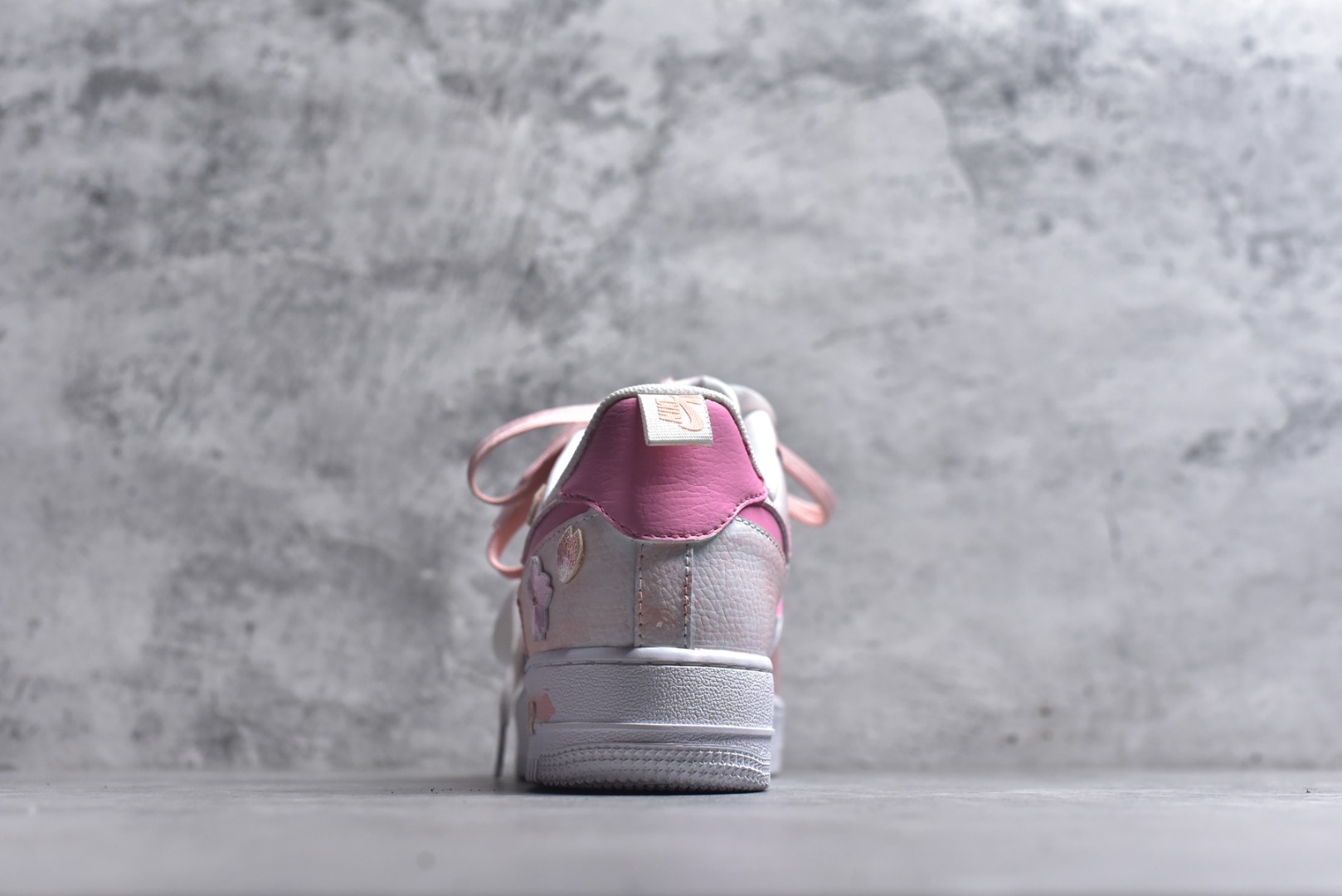 图片[5]-#手绘涂鸦“春野樱序”Nike Air Force 1 “Spring Wild Cherry Prelude”空军一号定制板鞋 把春日樱花揉进鞋型里，这双 “春野樱序” 是少女感与复古调的温柔碰撞。雾青、樱粉与奶白晕染出春日郊野的松弛色调，鞋身立体樱花贴饰、勾边处的花瓣暗纹，像刚落上鞋的春樱余韵；做旧中底的浅棕渍迹，又添了几分 “踏过落樱小径” 的随性质感 货号：FB8971-700 尺码： 36 36.5 37.5 38 38.5 39 40 40.5 41 42 42.5 43 44 44.5 45-选品中心
