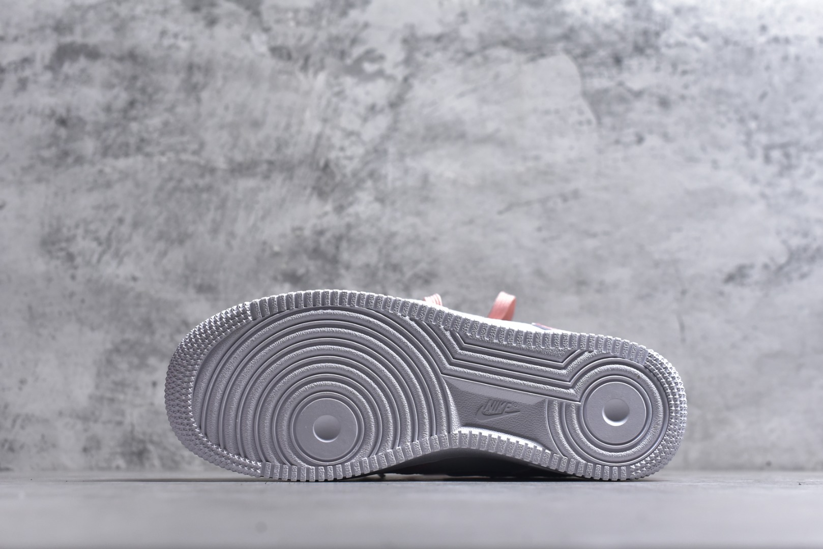 图片[6]-#手绘涂鸦“春野樱序”Nike Air Force 1 “Spring Wild Cherry Prelude”空军一号定制板鞋 把春日樱花揉进鞋型里，这双 “春野樱序” 是少女感与复古调的温柔碰撞。雾青、樱粉与奶白晕染出春日郊野的松弛色调，鞋身立体樱花贴饰、勾边处的花瓣暗纹，像刚落上鞋的春樱余韵；做旧中底的浅棕渍迹，又添了几分 “踏过落樱小径” 的随性质感 货号：FB8971-700 尺码： 36 36.5 37.5 38 38.5 39 40 40.5 41 42 42.5 43 44 44.5 45-选品中心