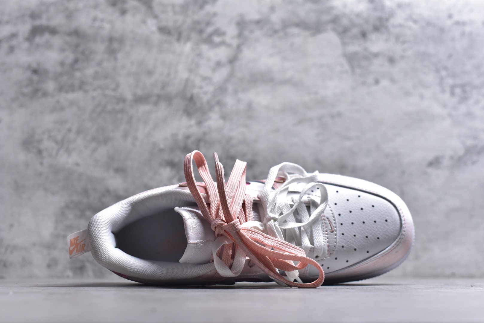 图片[4]-#手绘涂鸦“春野樱序”Nike Air Force 1 “Spring Wild Cherry Prelude”空军一号定制板鞋 把春日樱花揉进鞋型里，这双 “春野樱序” 是少女感与复古调的温柔碰撞。雾青、樱粉与奶白晕染出春日郊野的松弛色调，鞋身立体樱花贴饰、勾边处的花瓣暗纹，像刚落上鞋的春樱余韵；做旧中底的浅棕渍迹，又添了几分 “踏过落樱小径” 的随性质感 货号：FB8971-700 尺码： 36 36.5 37.5 38 38.5 39 40 40.5 41 42 42.5 43 44 44.5 45-选品中心