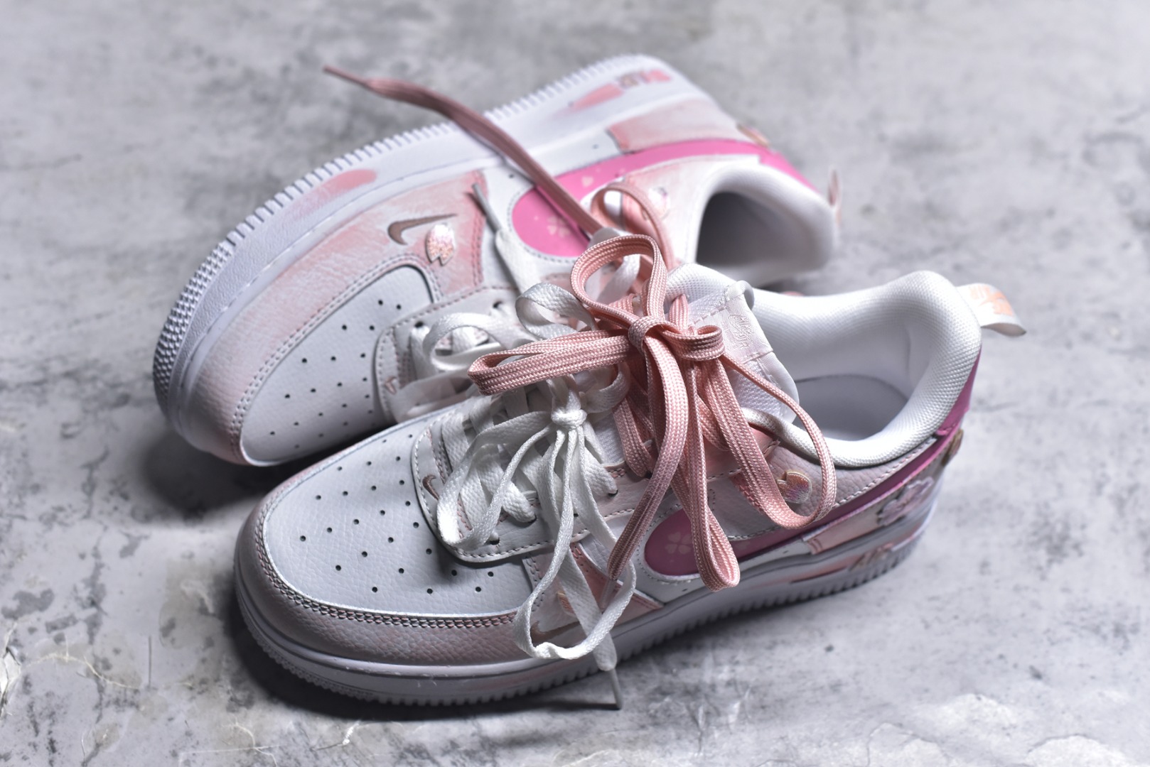 图片[7]-#手绘涂鸦“春野樱序”Nike Air Force 1 “Spring Wild Cherry Prelude”空军一号定制板鞋 把春日樱花揉进鞋型里，这双 “春野樱序” 是少女感与复古调的温柔碰撞。雾青、樱粉与奶白晕染出春日郊野的松弛色调，鞋身立体樱花贴饰、勾边处的花瓣暗纹，像刚落上鞋的春樱余韵；做旧中底的浅棕渍迹，又添了几分 “踏过落樱小径” 的随性质感 货号：FB8971-700 尺码： 36 36.5 37.5 38 38.5 39 40 40.5 41 42 42.5 43 44 44.5 45-选品中心