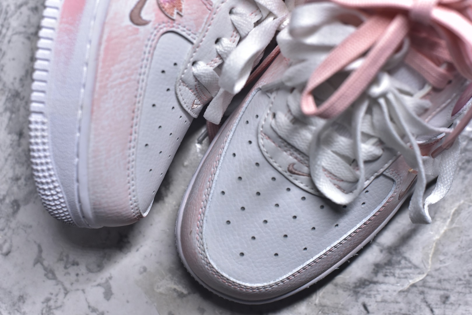 图片[8]-#手绘涂鸦“春野樱序”Nike Air Force 1 “Spring Wild Cherry Prelude”空军一号定制板鞋 把春日樱花揉进鞋型里，这双 “春野樱序” 是少女感与复古调的温柔碰撞。雾青、樱粉与奶白晕染出春日郊野的松弛色调，鞋身立体樱花贴饰、勾边处的花瓣暗纹，像刚落上鞋的春樱余韵；做旧中底的浅棕渍迹，又添了几分 “踏过落樱小径” 的随性质感 货号：FB8971-700 尺码： 36 36.5 37.5 38 38.5 39 40 40.5 41 42 42.5 43 44 44.5 45-选品中心