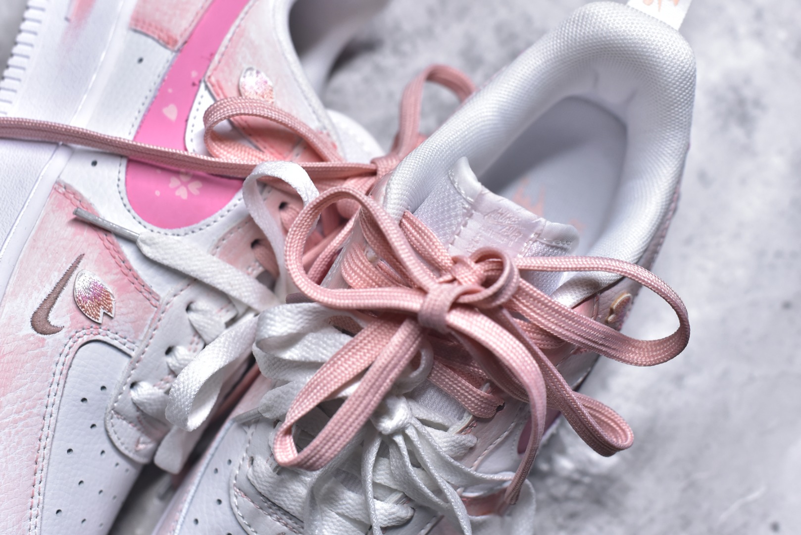 图片[9]-#手绘涂鸦“春野樱序”Nike Air Force 1 “Spring Wild Cherry Prelude”空军一号定制板鞋 把春日樱花揉进鞋型里，这双 “春野樱序” 是少女感与复古调的温柔碰撞。雾青、樱粉与奶白晕染出春日郊野的松弛色调，鞋身立体樱花贴饰、勾边处的花瓣暗纹，像刚落上鞋的春樱余韵；做旧中底的浅棕渍迹，又添了几分 “踏过落樱小径” 的随性质感 货号：FB8971-700 尺码： 36 36.5 37.5 38 38.5 39 40 40.5 41 42 42.5 43 44 44.5 45-选品中心