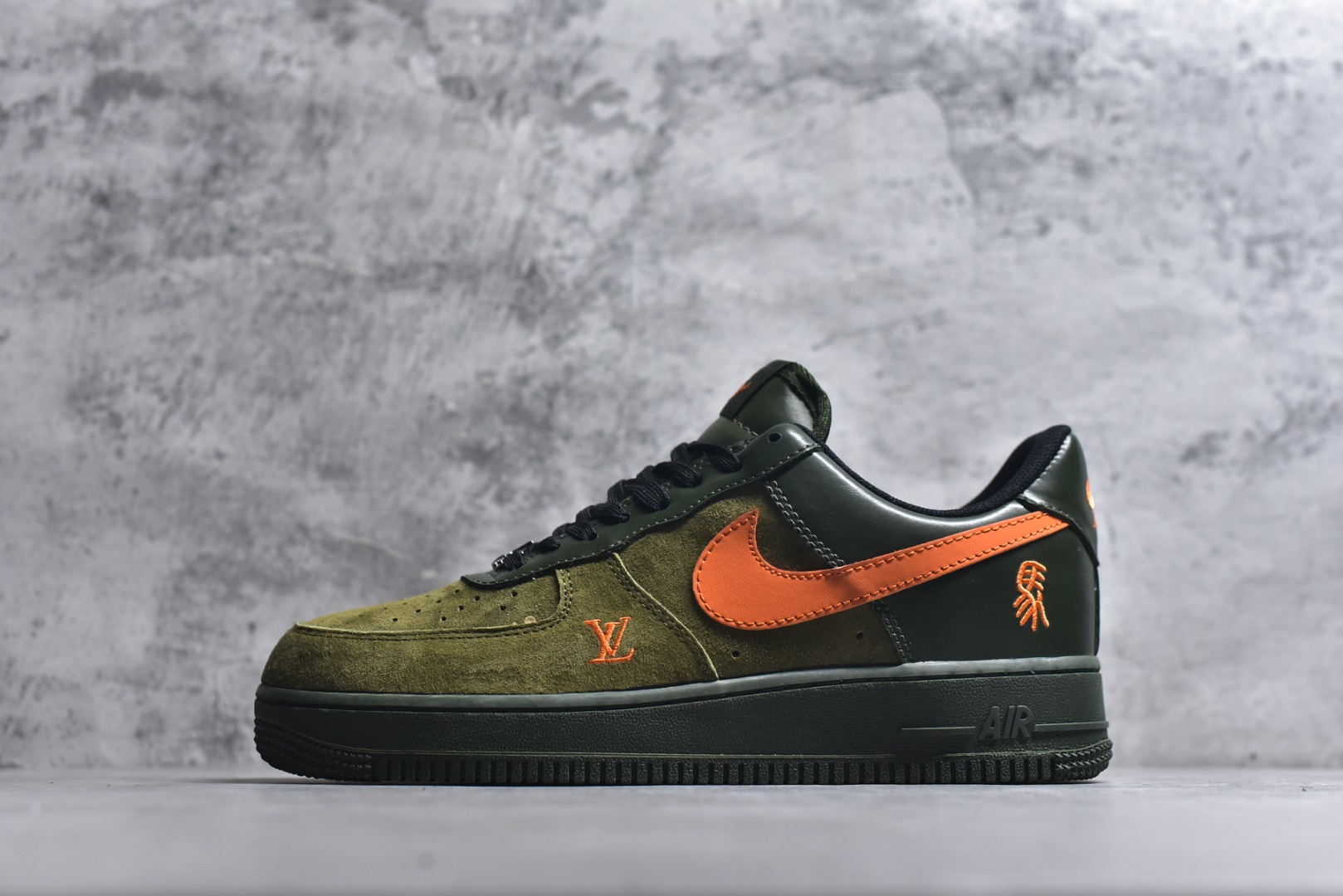 #海外限量发售！公司级NIke Air Force 1 \'07 Low “马年限定--军绿橙星” 空军一号低帮 运动鞋 休闲鞋 头层皮 折边针车 工艺难度大 原楦头原纸板 高端定制鞋盒 原厂鞋底 超高清洁度 细节完美 货号：XY9025-010 尺码：36 36.5 37.5 38 38.5 39 40 40.5 41 42 42.5 43 44 44.5 45-选品中心