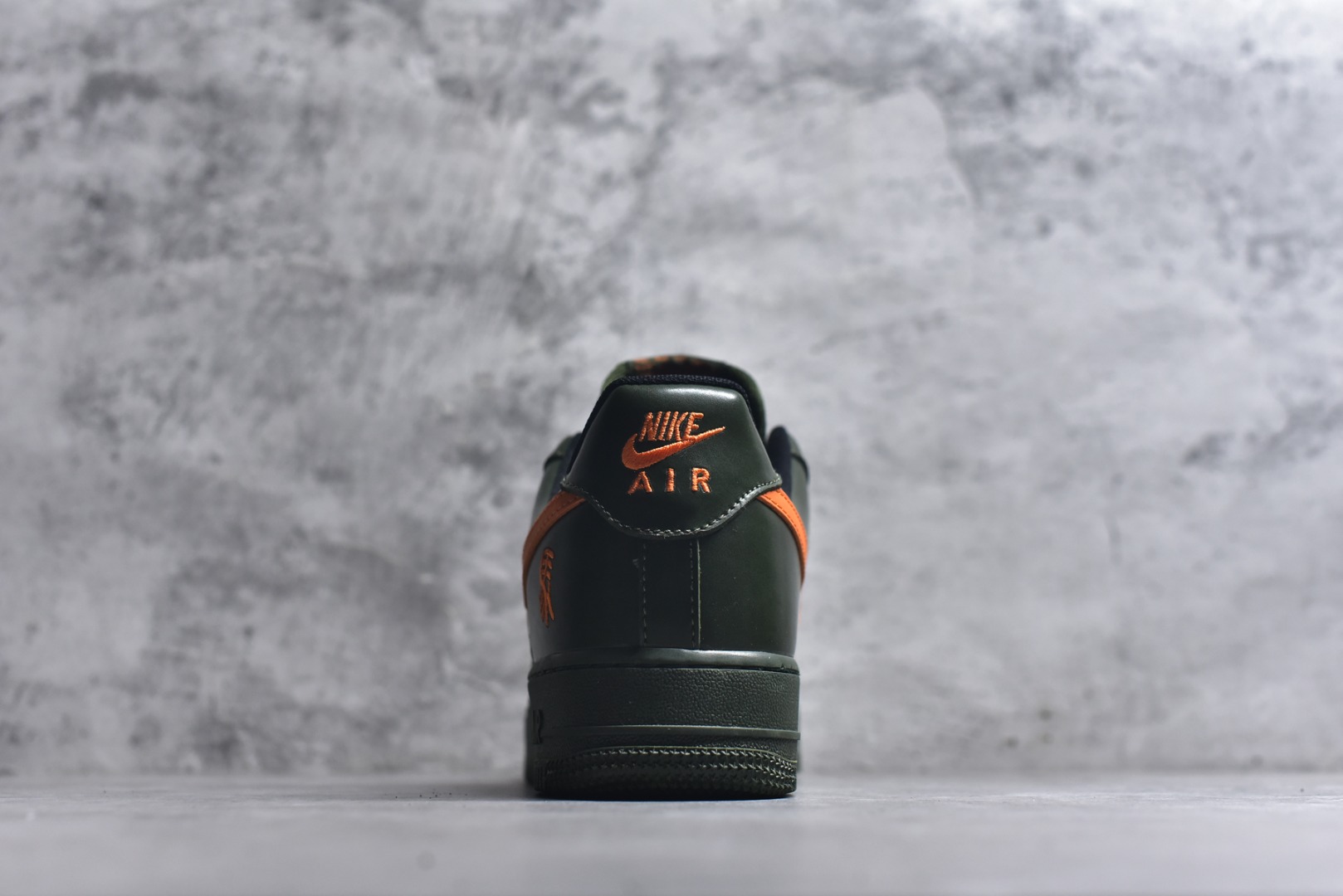 图片[5]-#海外限量发售！公司级NIke Air Force 1 \’07 Low “马年限定–军绿橙星” 空军一号低帮 运动鞋 休闲鞋 头层皮 折边针车 工艺难度大 原楦头原纸板 高端定制鞋盒 原厂鞋底 超高清洁度 细节完美 货号：XY9025-010 尺码：36 36.5 37.5 38 38.5 39 40 40.5 41 42 42.5 43 44 44.5 45-选品中心