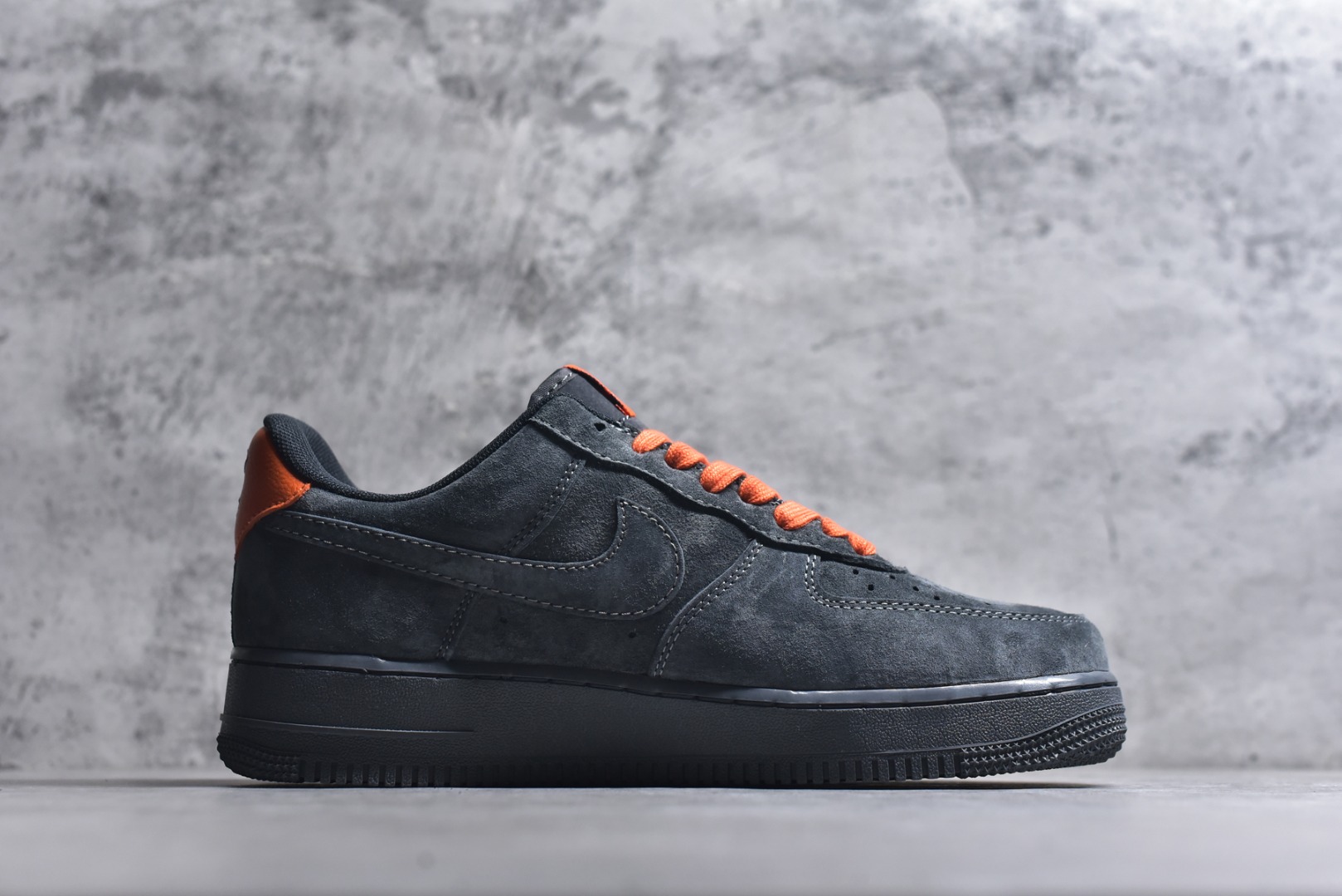 图片[3]-#海外限量发售！公司级NIke Air Force 1 \’07 Low “马年限定–岩灰缀橙” 空军一号低帮 运动鞋 休闲鞋 头层皮 折边针车 工艺难度大 原楦头原纸板 高端定制鞋盒 原厂鞋底 超高清洁度 细节完美 货号：FV3694-105 尺码：36 36.5 37.5 38 38.5 39 40 40.5 41 42 42.5 43 44 44.5 45-选品中心