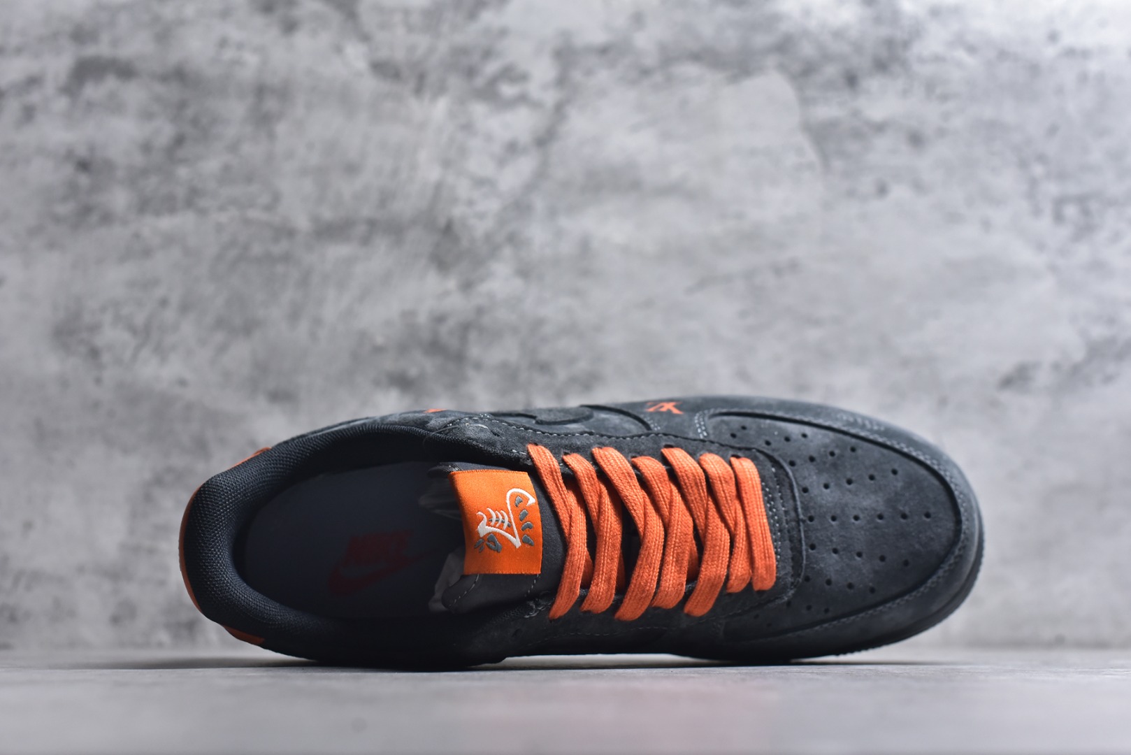 图片[4]-#海外限量发售！公司级NIke Air Force 1 \’07 Low “马年限定–岩灰缀橙” 空军一号低帮 运动鞋 休闲鞋 头层皮 折边针车 工艺难度大 原楦头原纸板 高端定制鞋盒 原厂鞋底 超高清洁度 细节完美 货号：FV3694-105 尺码：36 36.5 37.5 38 38.5 39 40 40.5 41 42 42.5 43 44 44.5 45-选品中心