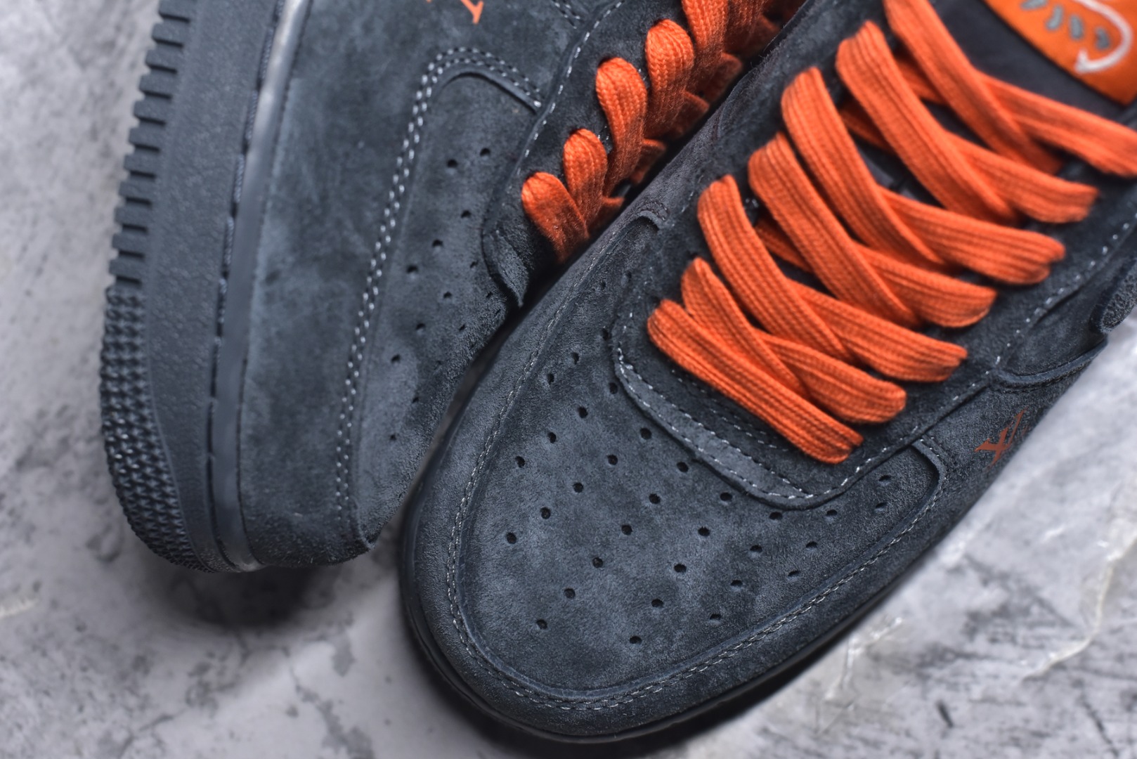 图片[8]-#海外限量发售！公司级NIke Air Force 1 \’07 Low “马年限定–岩灰缀橙” 空军一号低帮 运动鞋 休闲鞋 头层皮 折边针车 工艺难度大 原楦头原纸板 高端定制鞋盒 原厂鞋底 超高清洁度 细节完美 货号：FV3694-105 尺码：36 36.5 37.5 38 38.5 39 40 40.5 41 42 42.5 43 44 44.5 45-选品中心