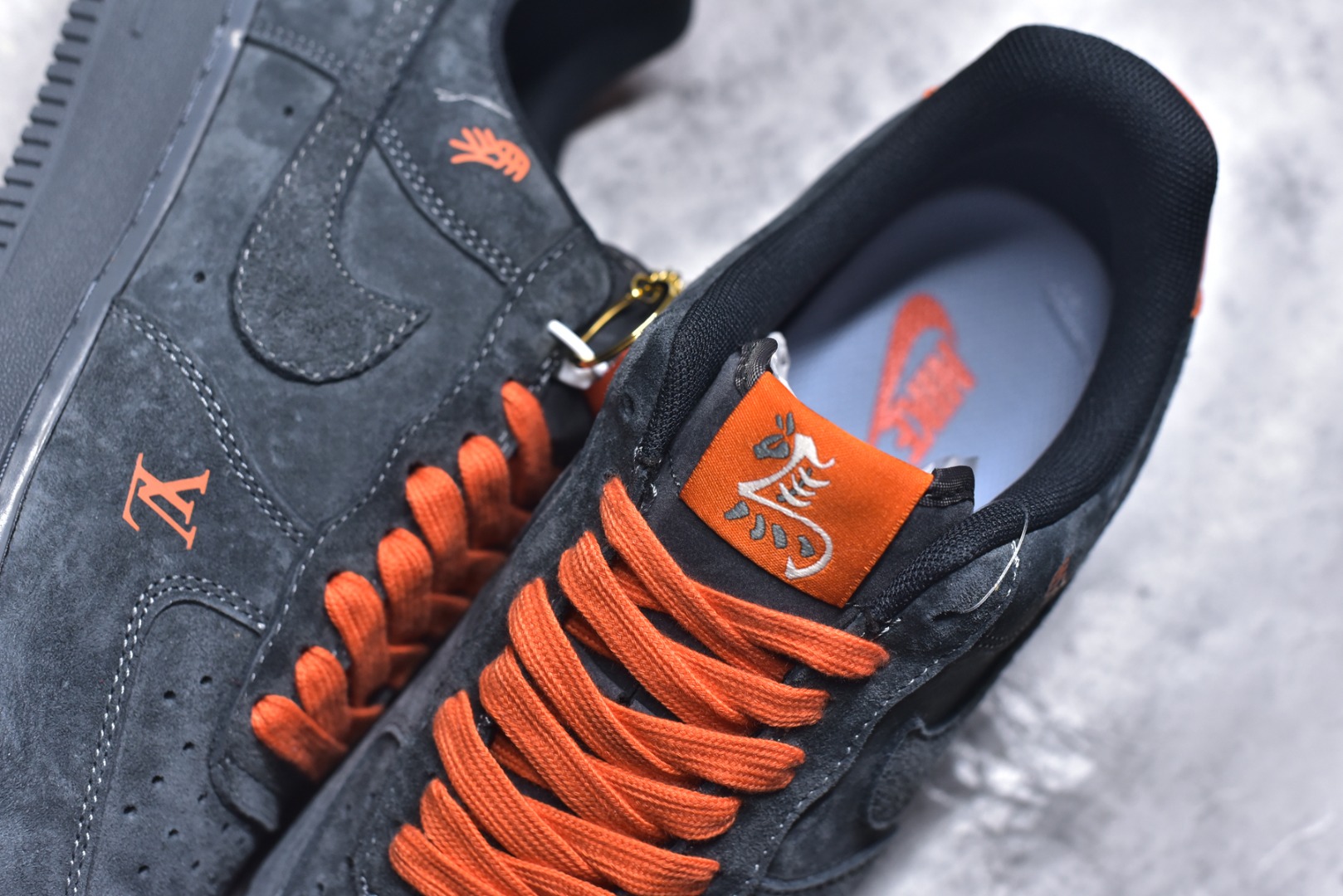 图片[9]-#海外限量发售！公司级NIke Air Force 1 \’07 Low “马年限定–岩灰缀橙” 空军一号低帮 运动鞋 休闲鞋 头层皮 折边针车 工艺难度大 原楦头原纸板 高端定制鞋盒 原厂鞋底 超高清洁度 细节完美 货号：FV3694-105 尺码：36 36.5 37.5 38 38.5 39 40 40.5 41 42 42.5 43 44 44.5 45-选品中心