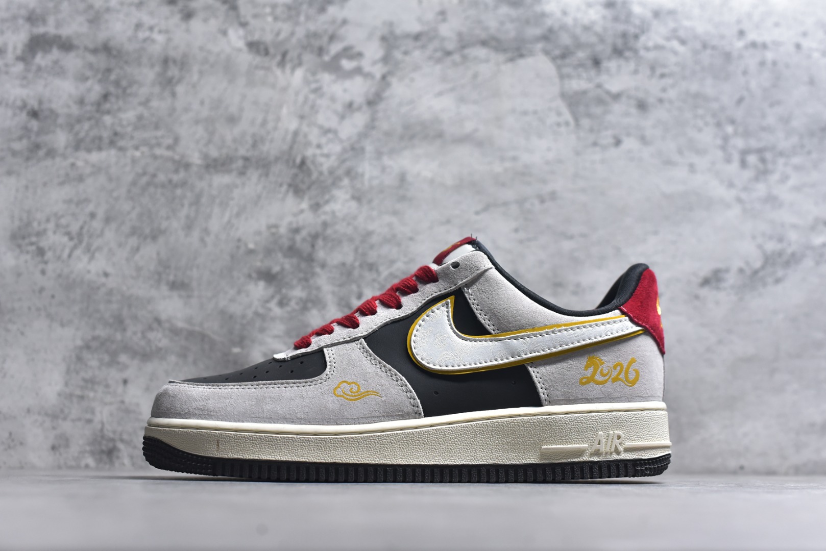 #2026新款定制限量发售❗️高端定制Nike Air Force 1 \'07 Low “马年限定联名------白灰中国风” 鞋身侧面印有金色“2026”字样与祥云纹样，鞋盒饰有金色祥云图案，直接呼应2026蛇年的生肖主题。 # 定制鞋盒 高端定制 低帮休闲板鞋 大厂纯原品质出货 超高清洁度 皮料切割干净无任何毛边 细节完美 货号：KD1688-006 尺码：36 36.5 37.5 38 38.5 39 40 40.5 41 42 42.5 43 44 44.5 45\