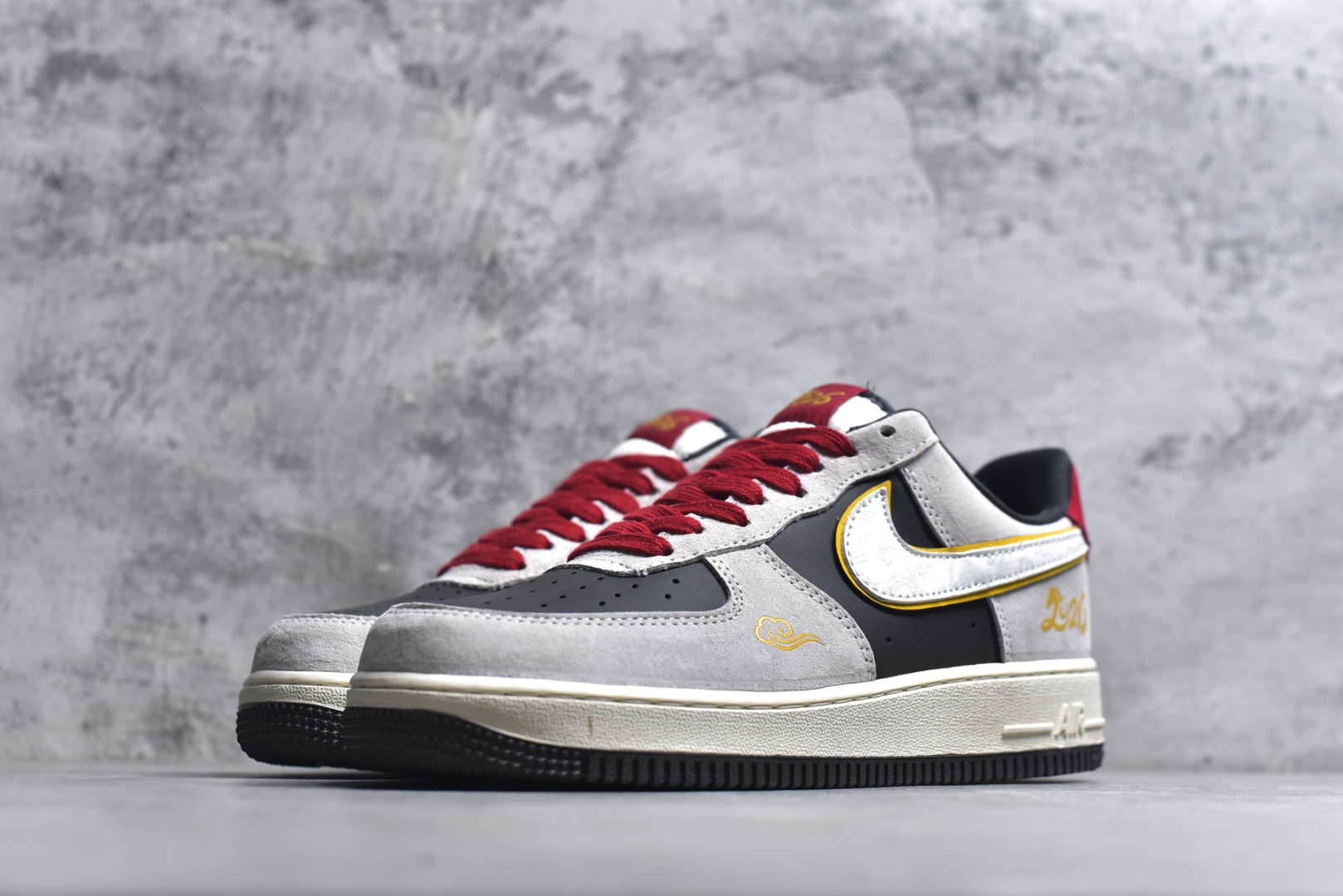 图片[2]-#2026新款定制限量发售❗️高端定制Nike Air Force 1 \’07 Low “马年限定联名——白灰中国风” 鞋身侧面印有金色“2026”字样与祥云纹样，鞋盒饰有金色祥云图案，直接呼应2026蛇年的生肖主题。 # 定制鞋盒 高端定制 低帮休闲板鞋 大厂纯原品质出货 超高清洁度 皮料切割干净无任何毛边 细节完美 货号：KD1688-006 尺码：36 36.5 37.5 38 38.5 39 40 40.5 41 42 42.5 43 44 44.5 45\”},\”album\”：{\”avatarFrame\”：\”-选品中心