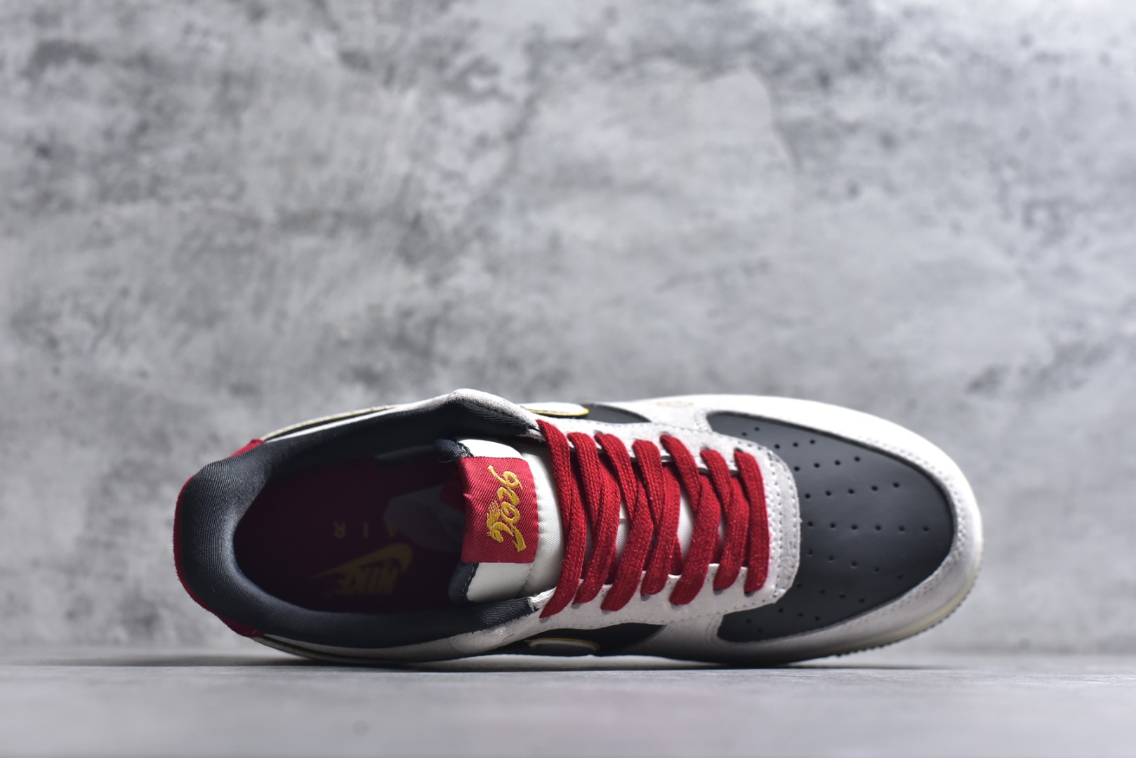 图片[4]-#2026新款定制限量发售❗️高端定制Nike Air Force 1 \’07 Low “马年限定联名——白灰中国风” 鞋身侧面印有金色“2026”字样与祥云纹样，鞋盒饰有金色祥云图案，直接呼应2026蛇年的生肖主题。 # 定制鞋盒 高端定制 低帮休闲板鞋 大厂纯原品质出货 超高清洁度 皮料切割干净无任何毛边 细节完美 货号：KD1688-006 尺码：36 36.5 37.5 38 38.5 39 40 40.5 41 42 42.5 43 44 44.5 45\”},\”album\”：{\”avatarFrame\”：\”-选品中心