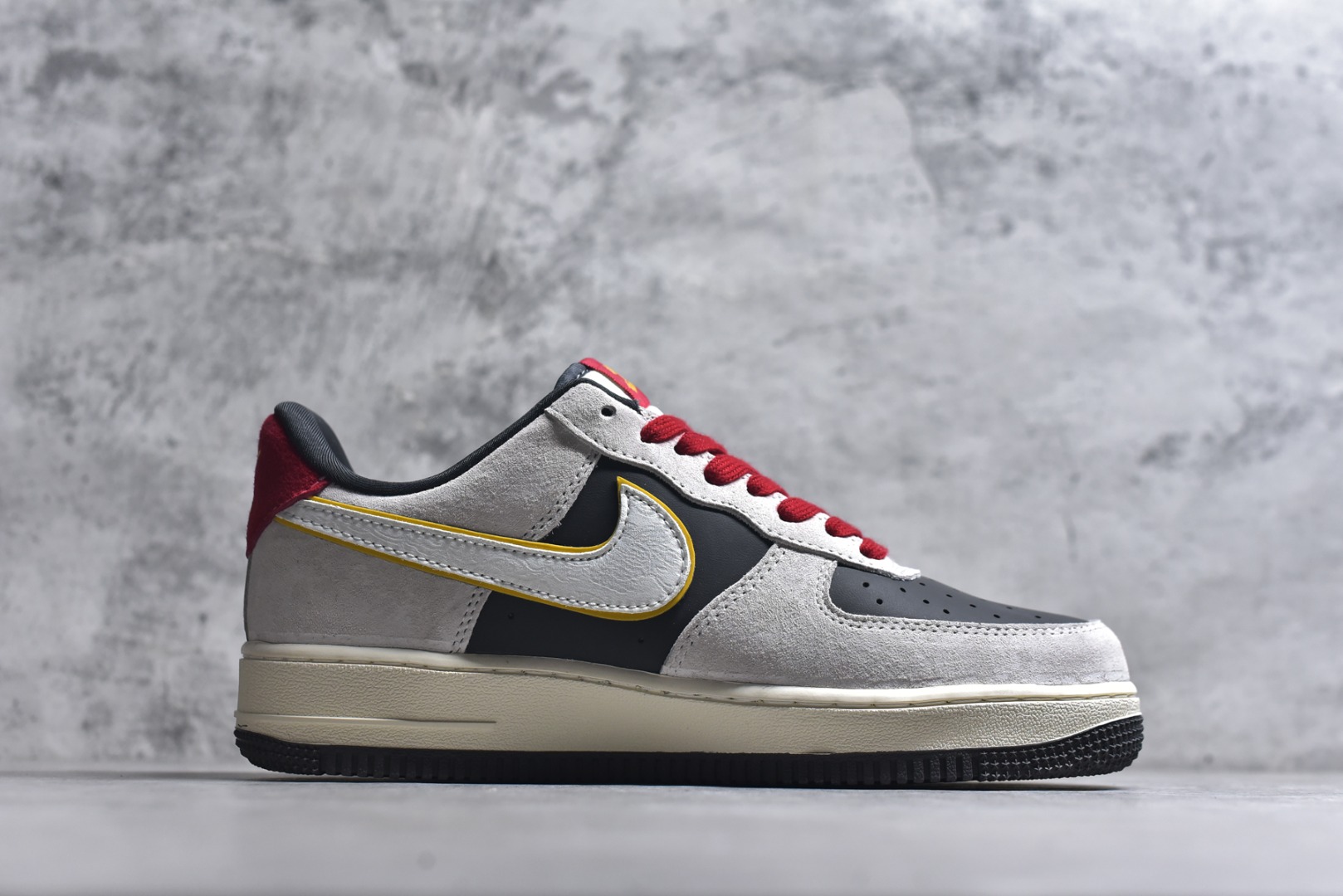 图片[3]-#2026新款定制限量发售❗️高端定制Nike Air Force 1 \’07 Low “马年限定联名——白灰中国风” 鞋身侧面印有金色“2026”字样与祥云纹样，鞋盒饰有金色祥云图案，直接呼应2026蛇年的生肖主题。 # 定制鞋盒 高端定制 低帮休闲板鞋 大厂纯原品质出货 超高清洁度 皮料切割干净无任何毛边 细节完美 货号：KD1688-006 尺码：36 36.5 37.5 38 38.5 39 40 40.5 41 42 42.5 43 44 44.5 45\”},\”album\”：{\”avatarFrame\”：\”-选品中心