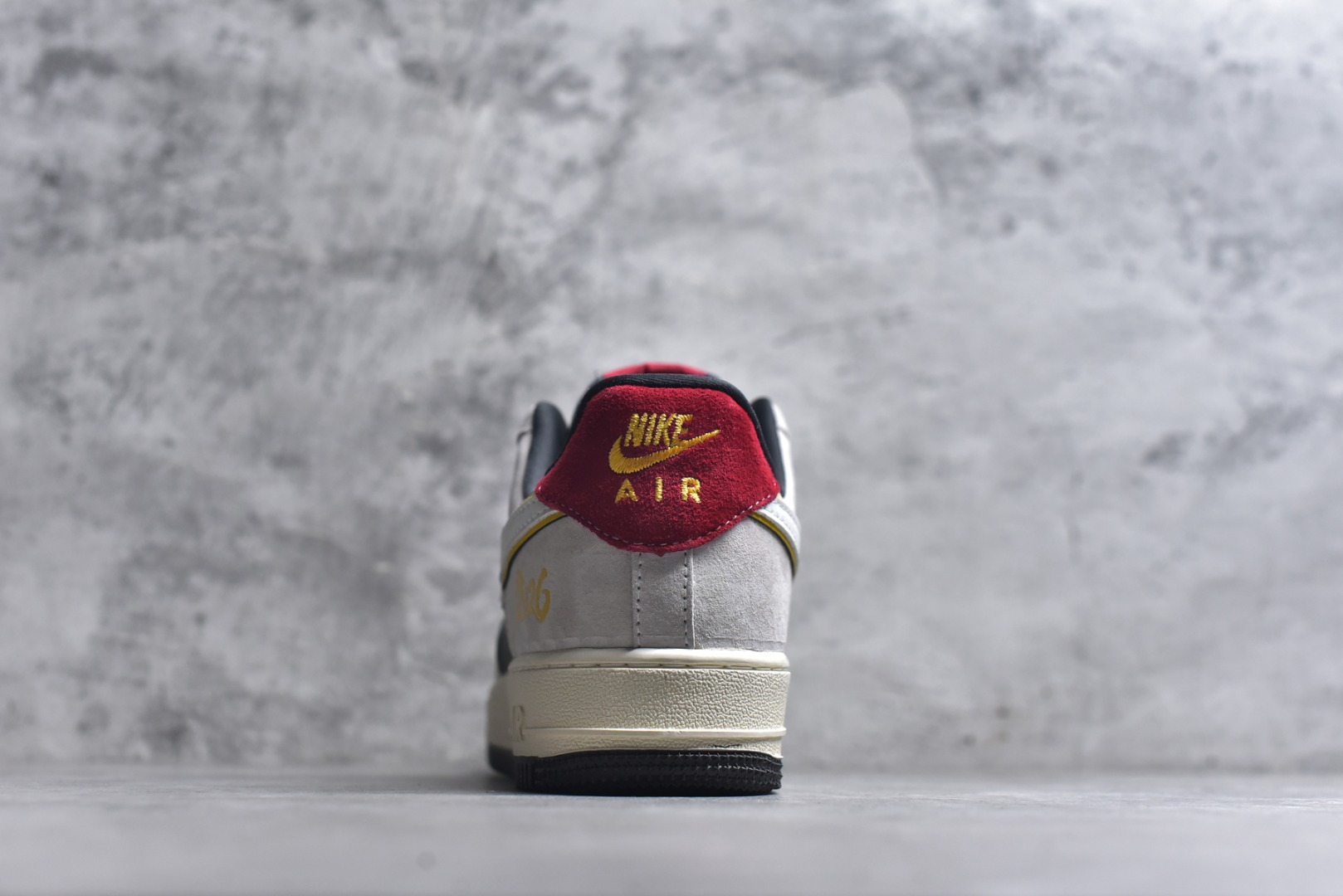 图片[5]-#2026新款定制限量发售❗️高端定制Nike Air Force 1 \’07 Low “马年限定联名——白灰中国风” 鞋身侧面印有金色“2026”字样与祥云纹样，鞋盒饰有金色祥云图案，直接呼应2026蛇年的生肖主题。 # 定制鞋盒 高端定制 低帮休闲板鞋 大厂纯原品质出货 超高清洁度 皮料切割干净无任何毛边 细节完美 货号：KD1688-006 尺码：36 36.5 37.5 38 38.5 39 40 40.5 41 42 42.5 43 44 44.5 45\”},\”album\”：{\”avatarFrame\”：\”-选品中心