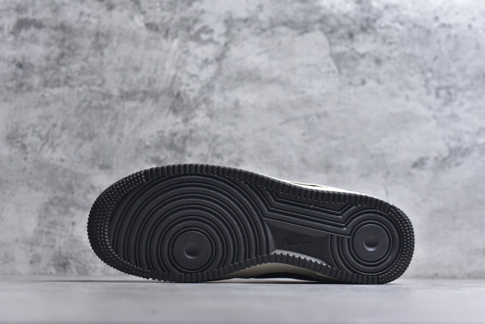 图片[6]-#2026新款定制限量发售❗️高端定制Nike Air Force 1 \’07 Low “马年限定联名——白灰中国风” 鞋身侧面印有金色“2026”字样与祥云纹样，鞋盒饰有金色祥云图案，直接呼应2026蛇年的生肖主题。 # 定制鞋盒 高端定制 低帮休闲板鞋 大厂纯原品质出货 超高清洁度 皮料切割干净无任何毛边 细节完美 货号：KD1688-006 尺码：36 36.5 37.5 38 38.5 39 40 40.5 41 42 42.5 43 44 44.5 45\”},\”album\”：{\”avatarFrame\”：\”-选品中心